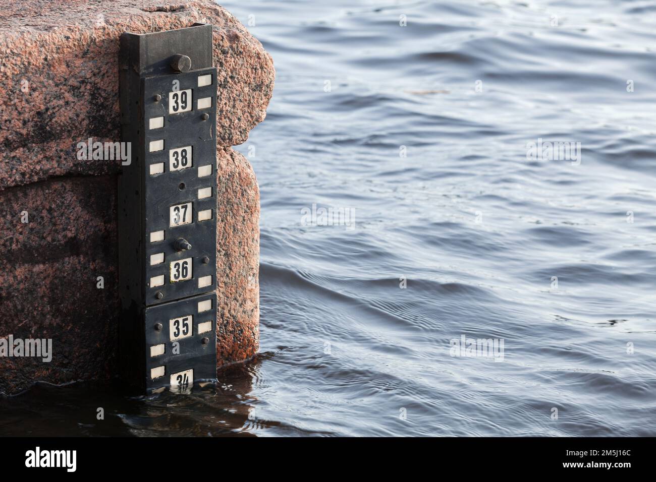 Gezeitenanzeige auf Granitufer, Fluss Neva, Sankt Petersburg, Russland Stockfoto