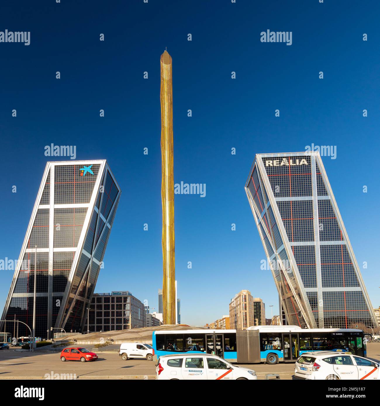 Das schillernde Caja Madrid Obelisk und das Tor Europas oder die KIO Towers in der Nähe der Plaza de Castilla in Madrid, Spanien. Der Platz ist ein wichtiger Trans Stockfoto