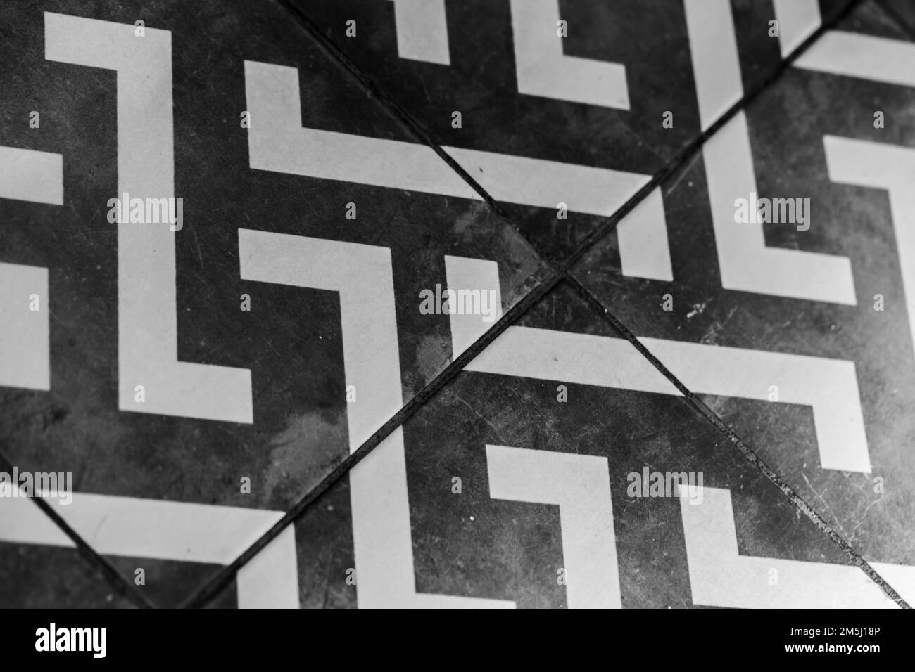 Bodenfliesen im Vintage-Stil mit geometrischem Muster in Schwarz und Weiß, Hintergrundfoto Stockfoto