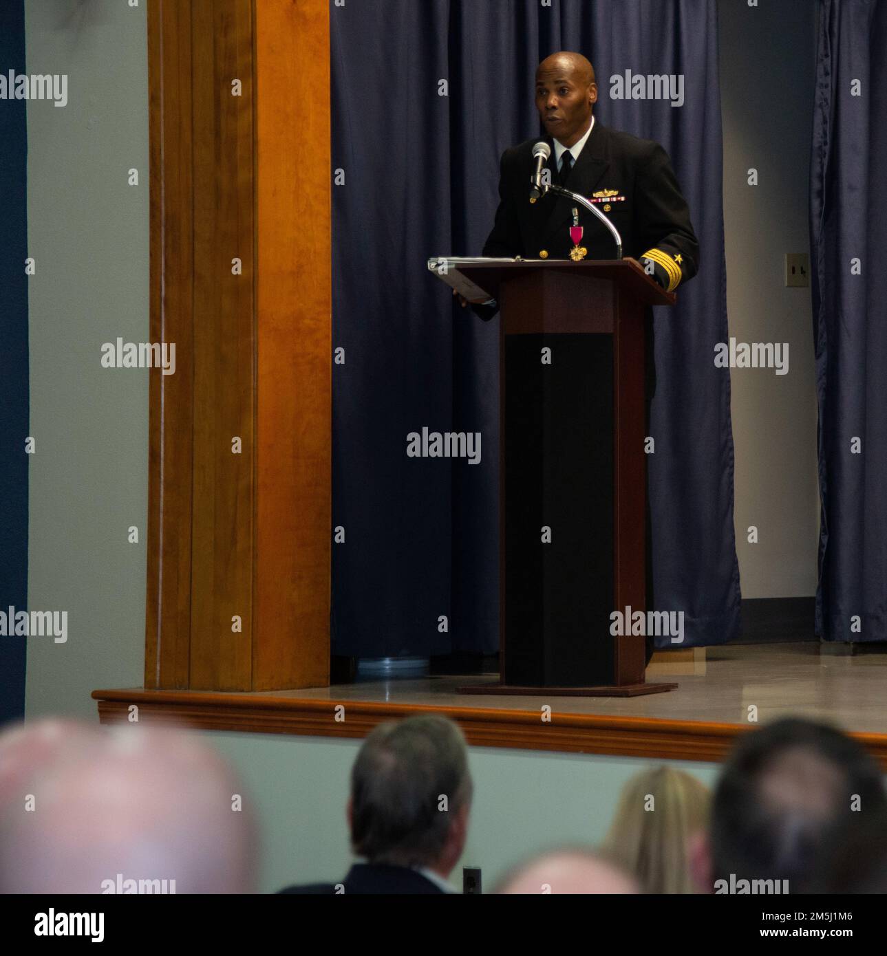 NEWPORT, R.I. (18. März 2022) Hauptmann Alexis Walker, kommandierender Offizier, Surface Warfare Schools Command (SWSC), hält eine Rede während der Zeremonie des SWSC-Befehlswechsels in Naval Station (NAVSTA) Newport, März 18. Das SWSC bereitet Seemänner auf den Einsatz an der Oberfläche von Kombattanten als Offiziere vor, engagiert Ingenieure und engagiert sich für Schifffahrtsexperten, um die Mission der Marine zur Aufrechterhaltung der weltweiten maritimen Überlegenheit zu erfüllen. Stockfoto