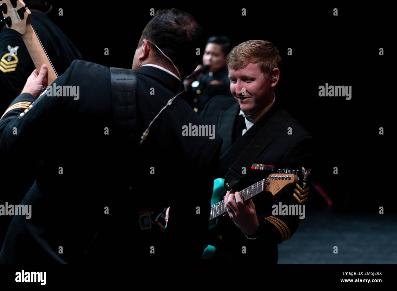 220318-N-FD081-1018 WASHINGTON 18. März 20220 Musiker in den Navy Band Cruisers treten an der Shriver/H-B Woodlawn Secondary School in Arlington, Virginia auf Die Navy Band Cruisers poerformen die Musik in den Schulveranstaltungen das ganze Jahr über. Stockfoto