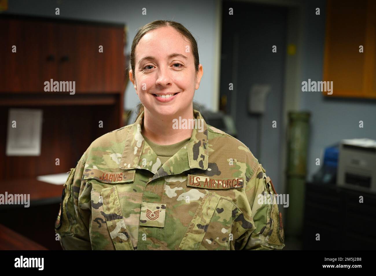 USA Air Force Tech. Sgt. Lonnie Jarvis, ein Sanitäter, der der 117. Luftschleuse zugeteilt wurde, posiert am 18. März 2022 für ein Foto im 165. Luftschleusflügel in Savannah, Georgia, während der Demobilisierung von Flugzeugen, die im Coronavirus-Reaktionsteam tätig waren. Jarvis ist hier in Savannah geboren und aufgewachsen und ist seit 10 Jahren bei der Georgia Air National Guard bei der 117. ACS tätig. Jarvis war im ersten Coronavirus Response Team im Jahr 2020, und wurde dann wieder aktiviert, um Impfstoffe zu verabreichen, und dann wurde sie ein drittes Mal aktiviert, um am Memorial Health University Hospital zu helfen Stockfoto