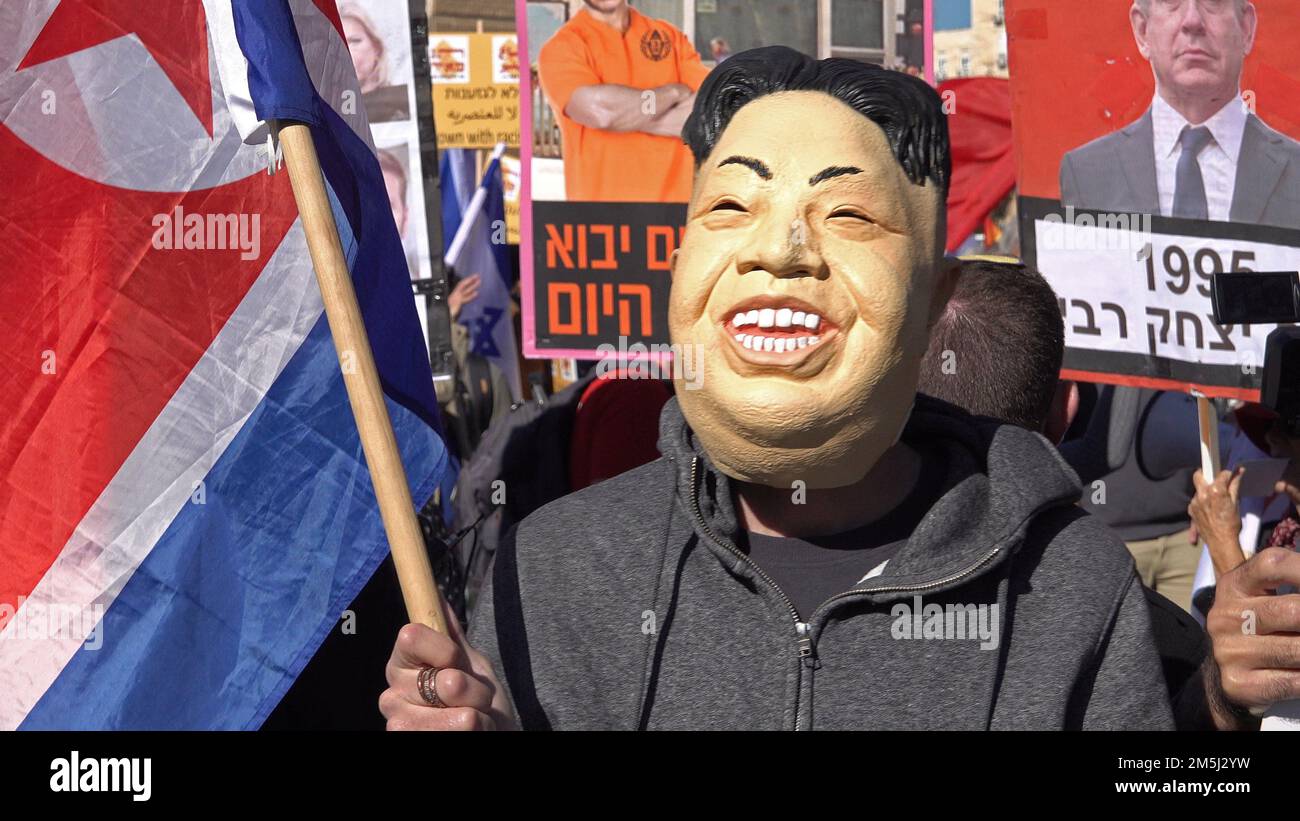 JERUSALEM, ISRAEL - DEZEMBER 29: Ein israelischer Demonstrant, der eine Maske mit dem Abbild des nordkoreanischen Führers Kim Jong-un trägt, nimmt an einer Demonstration Teil, die von Linken- und Friedensaktivisten gegen die neue israelische Regierung unter der Führung des designierten Ministerpräsidenten Benjamin Netanjahu vor dem israelischen Parlament am 29. Dezember 2022 in Jerusalem, Israel, durchgeführt wird. Israels Mitte-Links-Angst, dass Netanjahus neue Regierung jüdische Gesetze und andere von religiösen und rechtsextremen Politikern zugesagte Änderungen umsetzen und die Demokratie des Landes gefährden wird. Kredit: Eddie Gerald/Alamy Live News Stockfoto