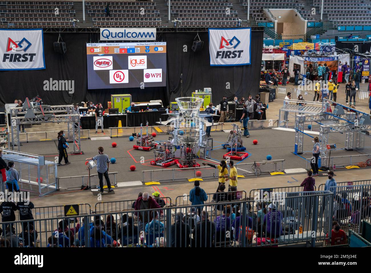 220318-N-GC965-0351 SAN DIEGO (18. März 2022) Fifty-Four High School Robotic Teams nahmen am ERSTEN Robotics Competition (FRC) in der Del Mar Fairgrounds Arena Teil. Neun Teams werden bei der dreitägigen Veranstaltung von Mitarbeitern des Naval Information Warfare Systems Command und Naval Information Warfare Center Pacific betreut und gesponsert, um die innovative Technik, das kreative Denken und die Teamarbeit des Teams durch verschiedene Hindernisse im Wettbewerb herauszufordern. Stockfoto