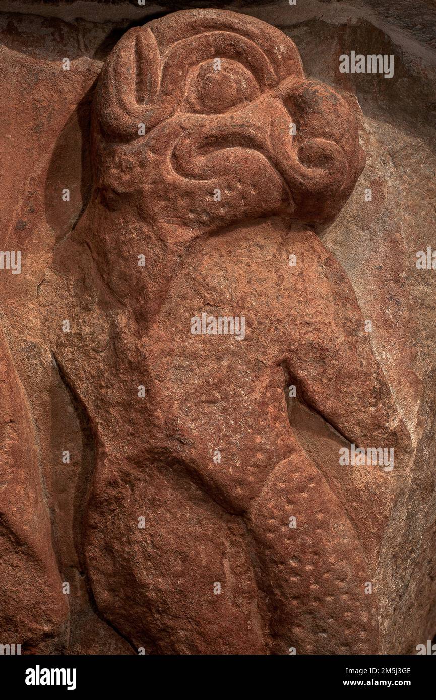 Der Teufel. Detail der romanischen Steinhauptstadt, geformt um 1190 n. Chr., im Kreuzgang eines königlichen Klosters, dem Kloster San Juan de la Peña, in Aragon, Spanien. Die Skulpturenszene, aus der dieses Detail stammt, zeigt die Versuchung Christi, eine biblische Erzählung, die in den Evangelien des Neuen Testaments von Matthäus, Markus und Lukas erscheint. Nachdem Jesus getauft und 40 Tage und Nächte in der Wüste gefastet wurde, wurde er vom Teufel in Versuchung gebracht. Stockfoto