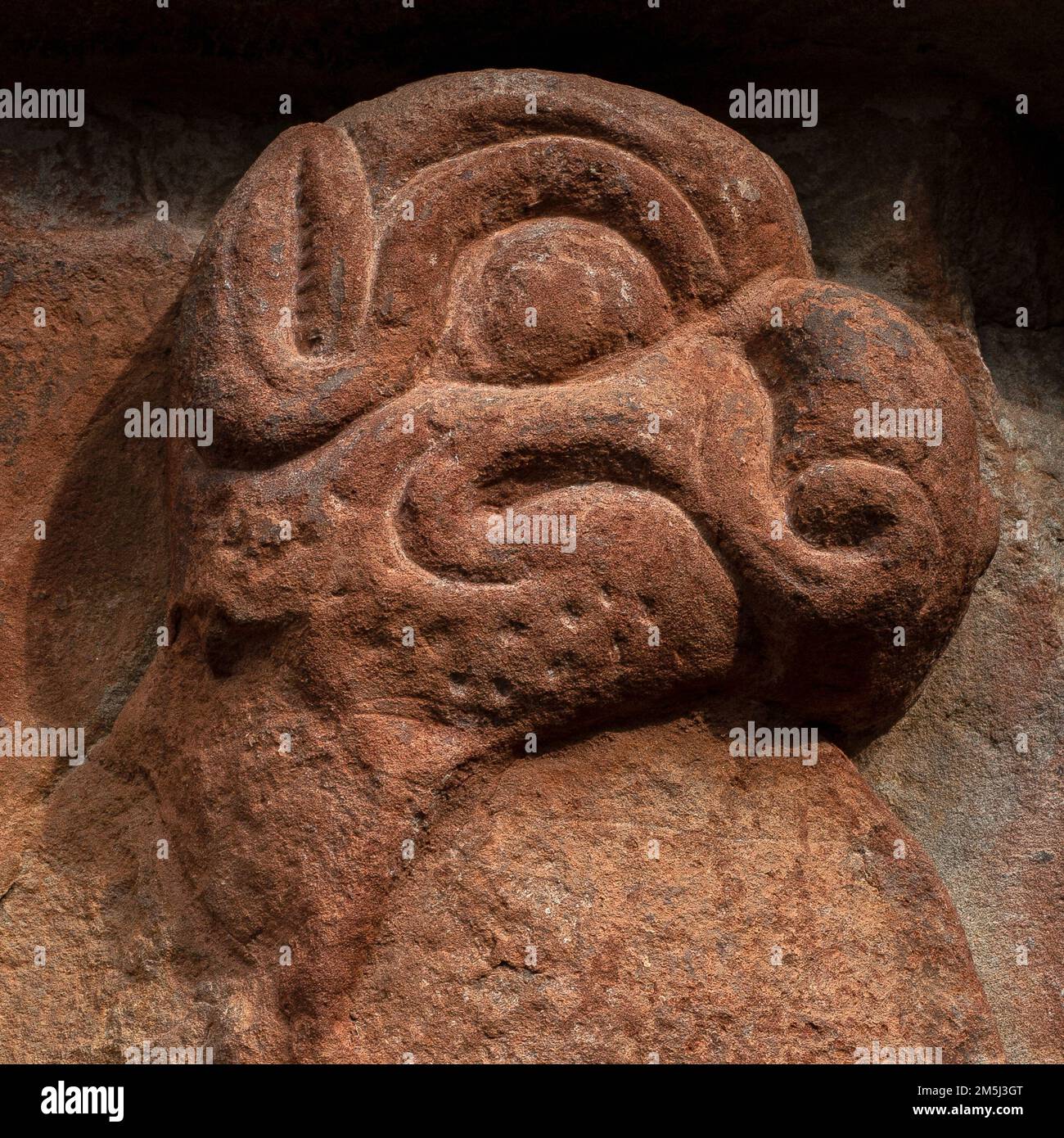 Das Gesicht des Teufels. Nähere Details der romanischen Steinhauptstadt, die um 1190 n. Chr. im Kreuzgang eines königlichen Klosters, dem Monasterio de San Juan de la Peña, in Aragon, Spanien, erbaut wurde. Die Skulpturenszene, aus der dieses Detail stammt, zeigt die Versuchung Christi, eine biblische Erzählung, die in den Evangelien des Neuen Testaments von Matthäus, Markus und Lukas erscheint. Nachdem Jesus getauft und 40 Tage und Nächte in der Wüste gefastet wurde, wurde er vom Teufel in Versuchung gebracht. Stockfoto