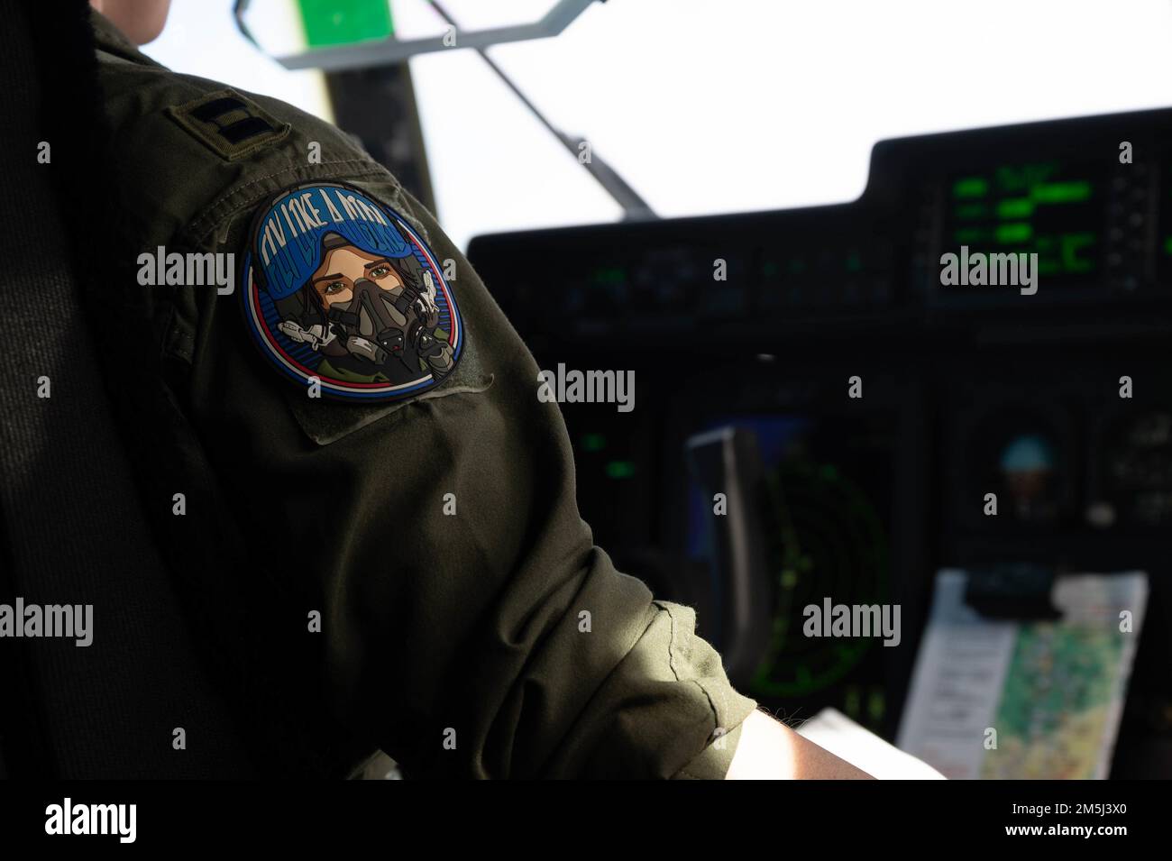USA Air Force Captain Tiffany Haines, 37. Airlift Squadron Pilot, zeigt ihr Women's History Month Patch während des Fluges im deutschen Luftraum am 18. März 2021. Frauen aus der 37. AS und der 86. Instandhaltungsschwadron kamen während des Women's History Month zu einem Frauenflug zum Kulturerbe zusammen. Stockfoto