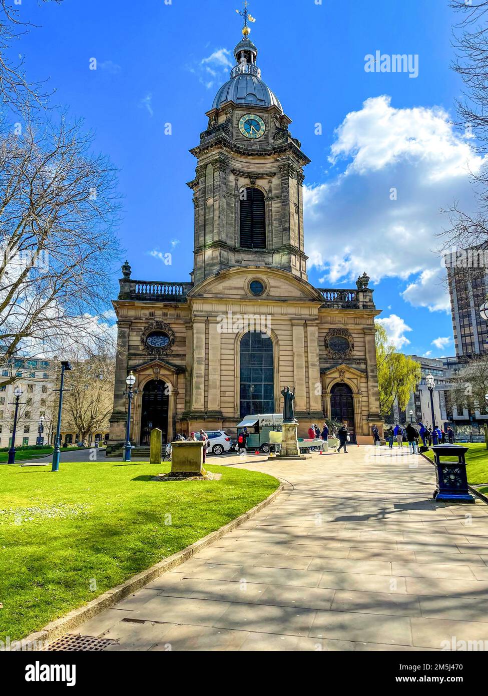 Ein vertikales Bild von St. Philip's Cathedral in Birmingham, England, Großbritannien. Stockfoto