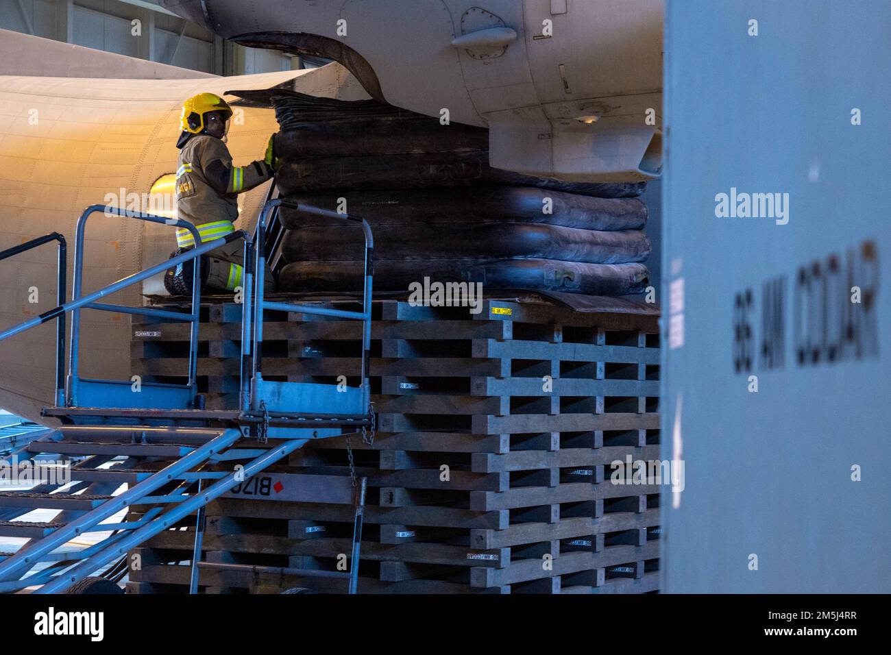 Estland Air Force Senior Sgt. Tauri Mikki, Feuerwehrmann füllt einen Airbag während der Bergungsübung für beschädigte Flugzeuge am Luftwaffenstützpunkt Ramstein, Deutschland, 22. März 2022. Die gemeinsame Übung war das erste Mal, dass NATO-Verbündete an der Schulung teilnahmen, die in der Regel dreimal pro Jahr für die 86. Wartungsstaffel Airmen durchgeführt wird. Stockfoto