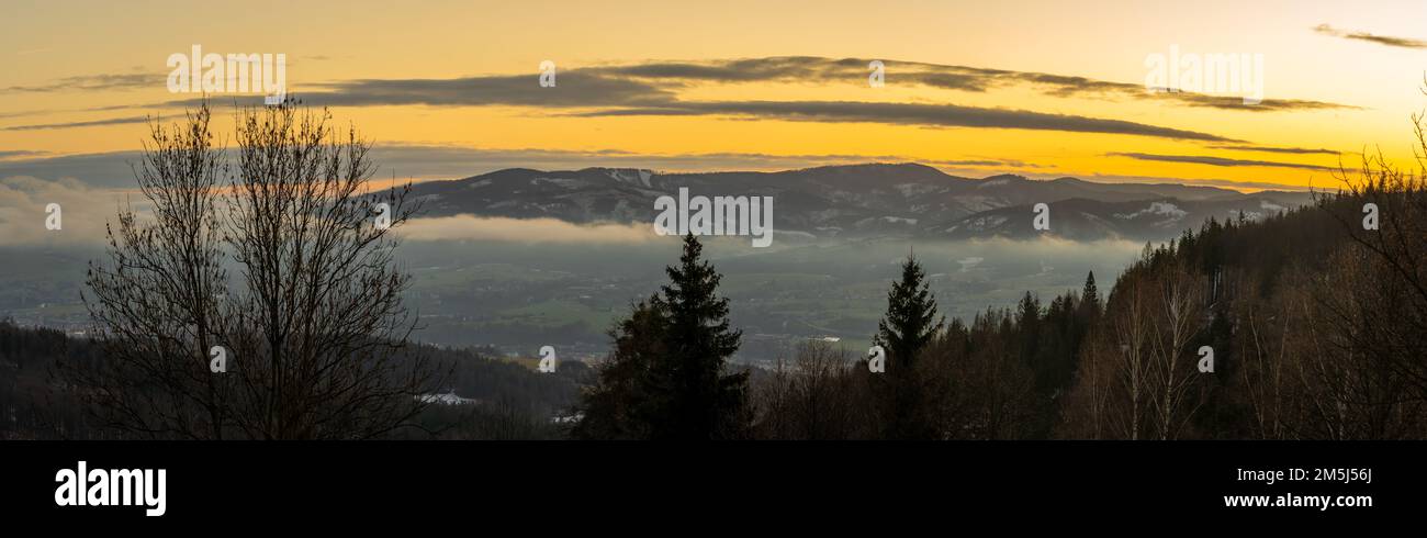 Winterpanorama der Beskiden in der Tschechischen Republik bei Sonnenuntergang in der Nähe des Filipka Berggipfels Stockfoto