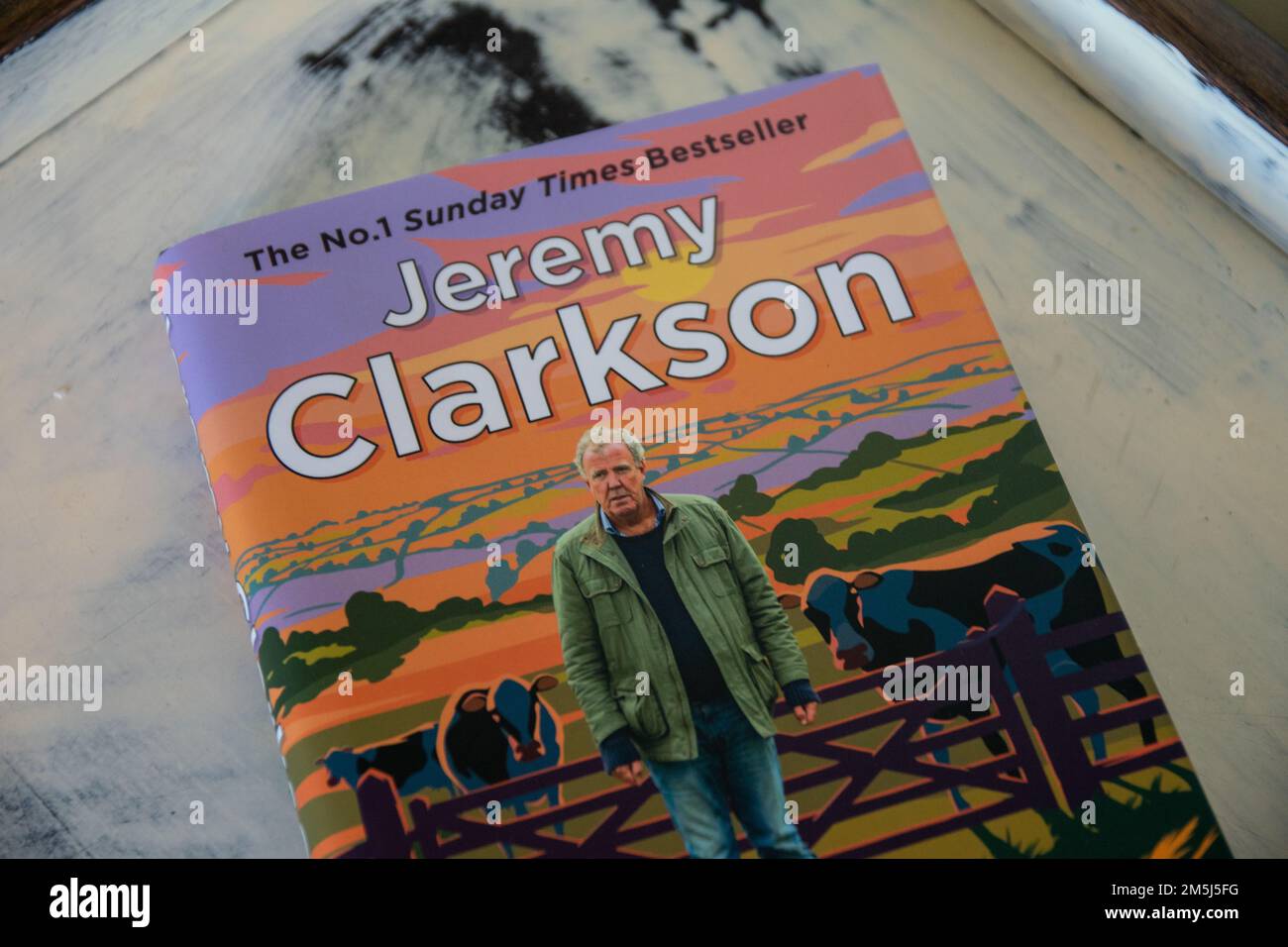 Durham, Großbritannien - 29. Dezember 2022: Jeremy Clarksons Buch Diddly Squat, ein neben ihm geschriebener Bestseller, ist eine berühmte Show auf Amazon Prime über seine Farm. Stockfoto