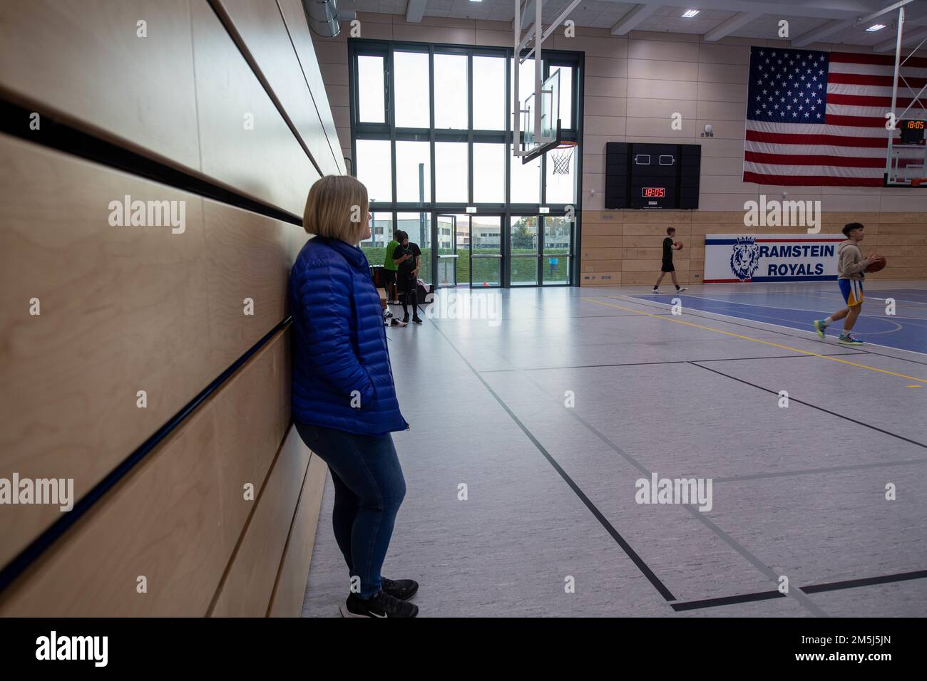 USA Air Force LT. Colonel Tanyah Stone, United States Air Forces in Europe - Air Forces Africa Program Manager, beobachtet ihren Sohn Andrew Stone Jr. beim Basketballspielen. AJ war einer von acht Empfängern im Alter von 13-18 Jahren, die mit dem Military Child of the Year 2022 ausgezeichnet wurden. Stockfoto