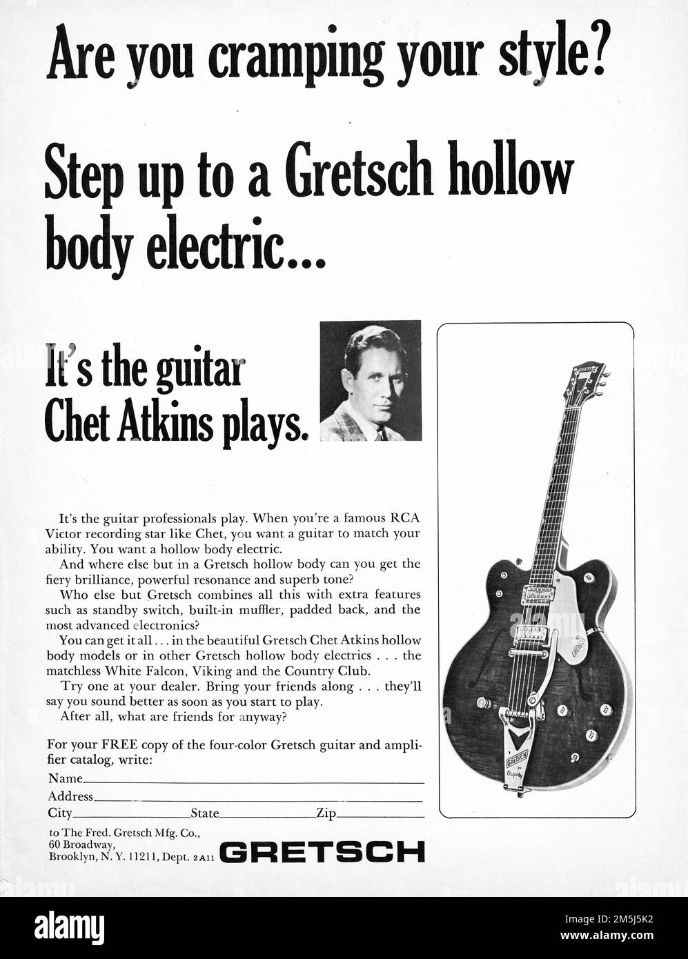 Ein Werbespot für Gretsch Hollow bdy E-Gitarren mit dem legendären Country-Gitarristen Chet Atkins. Aus einer Zeitschrift Mitte 1950er. Stockfoto