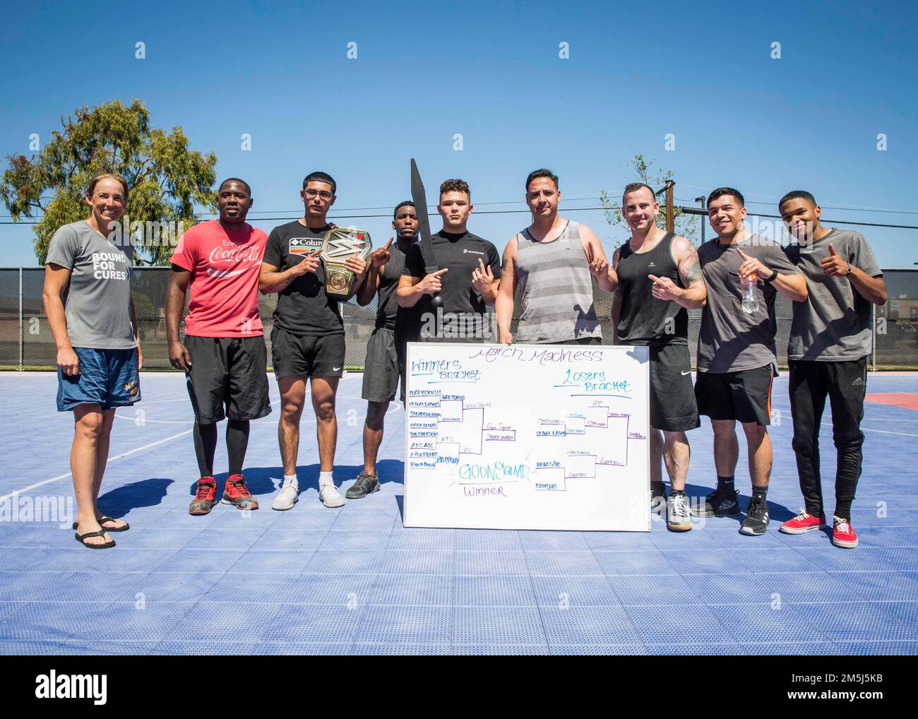 USA Oberstleutnant Christine M. Houser, die kommandierende Offizierin des Hauptquartiers und der Staffel des Hauptquartiers, Marine Corps Air Station Miramar, posiert für ein Foto mit den Gewinnern des März Warrior Games-Wettbewerbs auf MCAS Miramar, San Diego, Kalifornien, 18. März 2022. Die Warrior Games sind ein monatlicher Geschwaderwettbewerb, der dazu dient, Kameradschaft und Wettbewerbsfähigkeit innerhalb der Geschwader zu fördern. Stockfoto