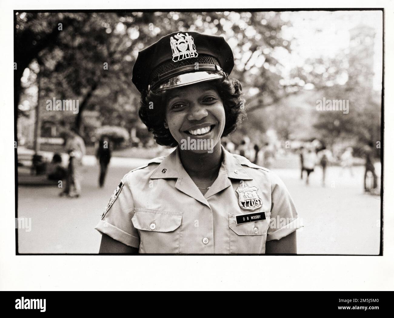Ein 1981 posiertes Porträt einer Polizistin im Washington Square Park. Es war eine Zeit, in der die Polizisten des NYPD mehr Frontpflichten bekamen. Stockfoto