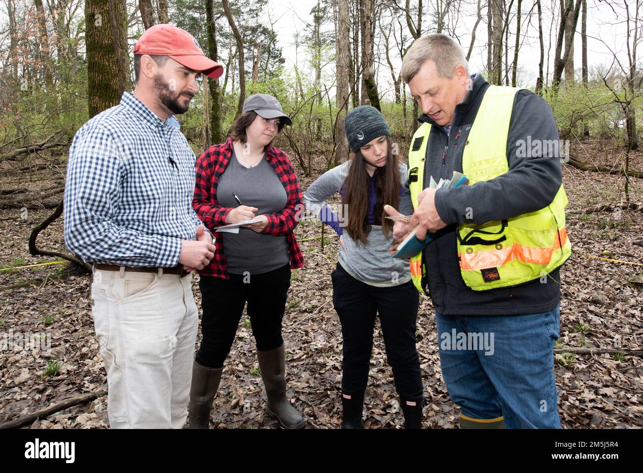 (Von links nach rechts) Ben MacIntyre, Biologe in den USA Army Corps of Engineers Nashville District Regulatory Division’s Western Branch, Sammy Iskrzycki, Biologe in der Regulatory Division Western Branch, Katie Alston, Biologe in der Regulatory Division Technical Services Branch, Und Mark G. McIntosh, Projektmanager in der Abteilung Regulatory Technical Services, prüft auf einem Vegetationsgelände am 18. März 2022 auf Hydrologie-Indikatoren, während er am J. Percy Priest Lake in Nashville, Tennessee trainiert. Sie unterstützen behördliche Genehmigungsverfahren in den USA Armeekorps von Enginee Stockfoto