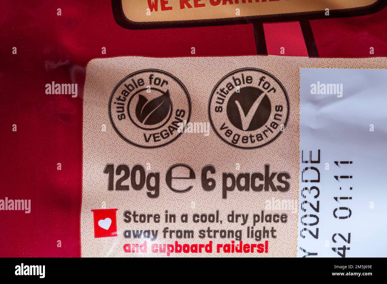 Geeignet für Veganer geeignet für Vegetarier Details auf Packungen mit Jammie Dodgers Minis Himbeergeschmack Snacks Stockfoto