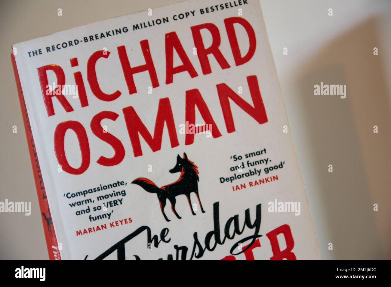 Durham, Großbritannien - 29. Dezember 2022: Richard Osman "The Thursday Murder Club", Buch eines der meistverkauften Bücher von Richard Osmans über Morde am Donnerstag. . Stockfoto