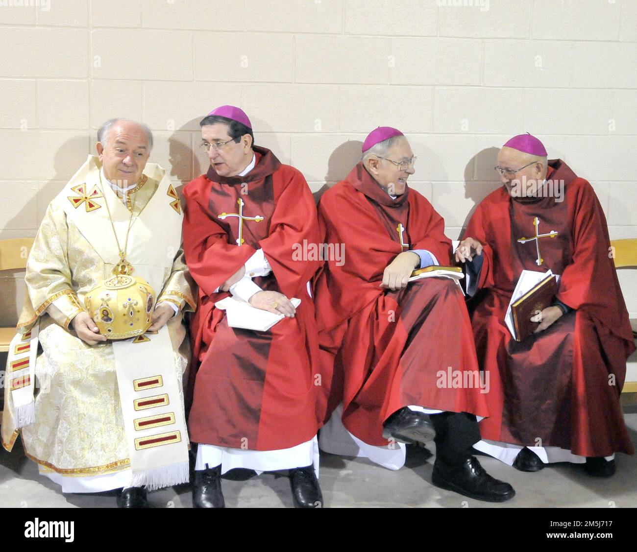 Washington, DC - 17. April 2008 -- Mitglieder des Klerus teilen den Naturschutz, während sie in einem Wartebereich unter dem Nationals Park warten, um Papst Benedikt XVI. Die Messe in Washington, D.C. am Donnerstag, den 17. April 2008 zu feiern. Dies ist das erste nicht-Baseball-Event im Park, das im März 31 eröffnet wurde. Gutschrift: Ron Sachs / CNP. (EINSCHRÄNKUNG: KEINE New York oder New Jersey Zeitungen oder Zeitungen im Umkreis von 75 Meilen von New York City) / MediaPunch Stockfoto