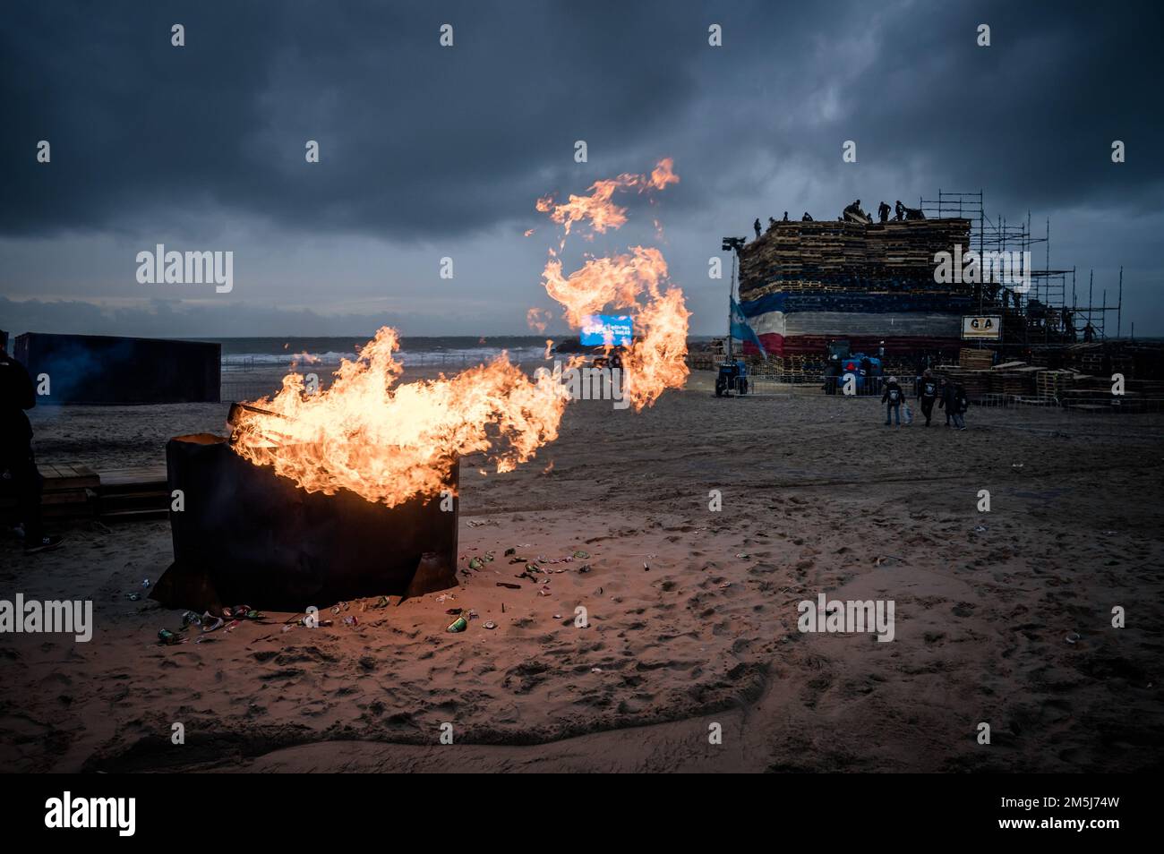 DEN HAAG - das Lagerfeuer von Duindorp wird auf dem Zuiderstrand gebaut. Der Holzhaufen, der dieses Jahr nicht mehr als 10 x 10 x 10 Meter betragen darf, wird traditionell zum Jahreswechsel in Brand gesetzt. ANP BART MAAT niederlande out - belgien out Stockfoto