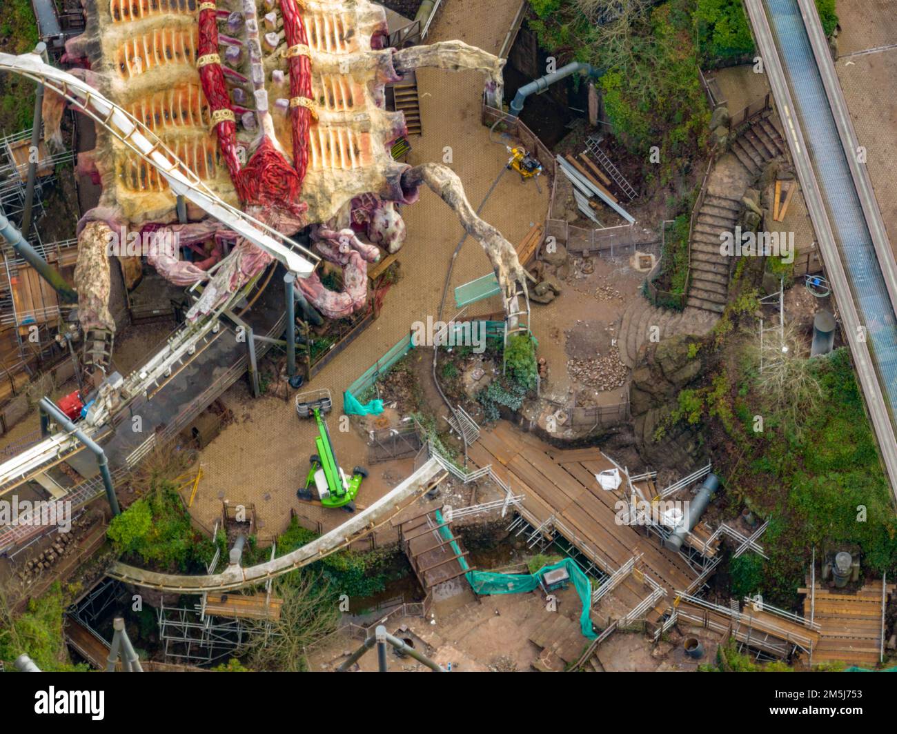 Luftdrohne aus dem Air Filmmaterial von Nemesis Rollercoaster in Alton Towers, die Ende Dezember 2022 entfernt wurde, 2022 Stockfoto