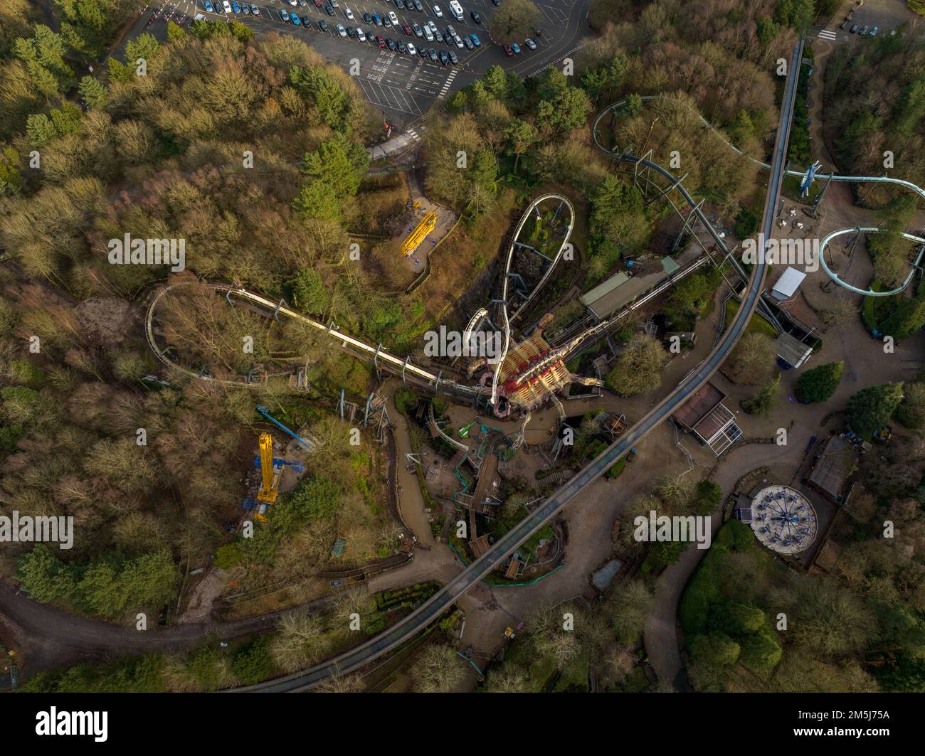 Luftdrohne aus dem Air Filmmaterial von Nemesis Rollercoaster in Alton Towers, die Ende Dezember 2022 entfernt wurde, 2022 Stockfoto