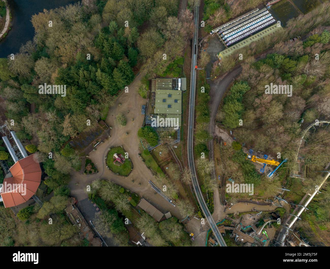 Luftdrohne aus dem Air Filmmaterial von Nemesis Rollercoaster in Alton Towers, die Ende Dezember 2022 entfernt wurde, 2022 Stockfoto