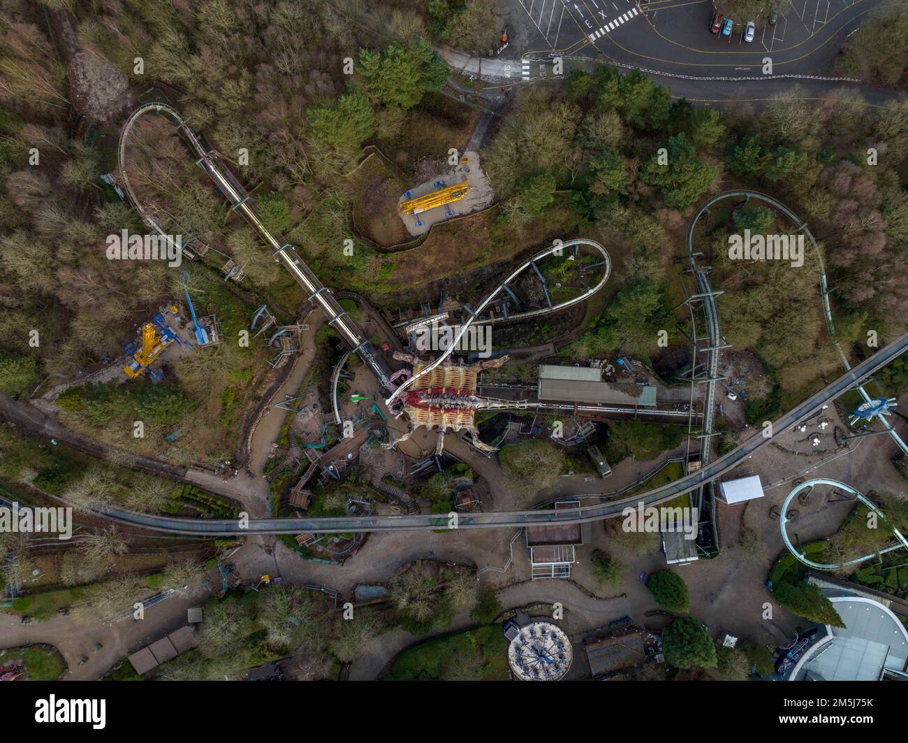 Luftdrohne aus dem Air Filmmaterial von Nemesis Rollercoaster in Alton Towers, die Ende Dezember 2022 entfernt wurde, 2022 Stockfoto