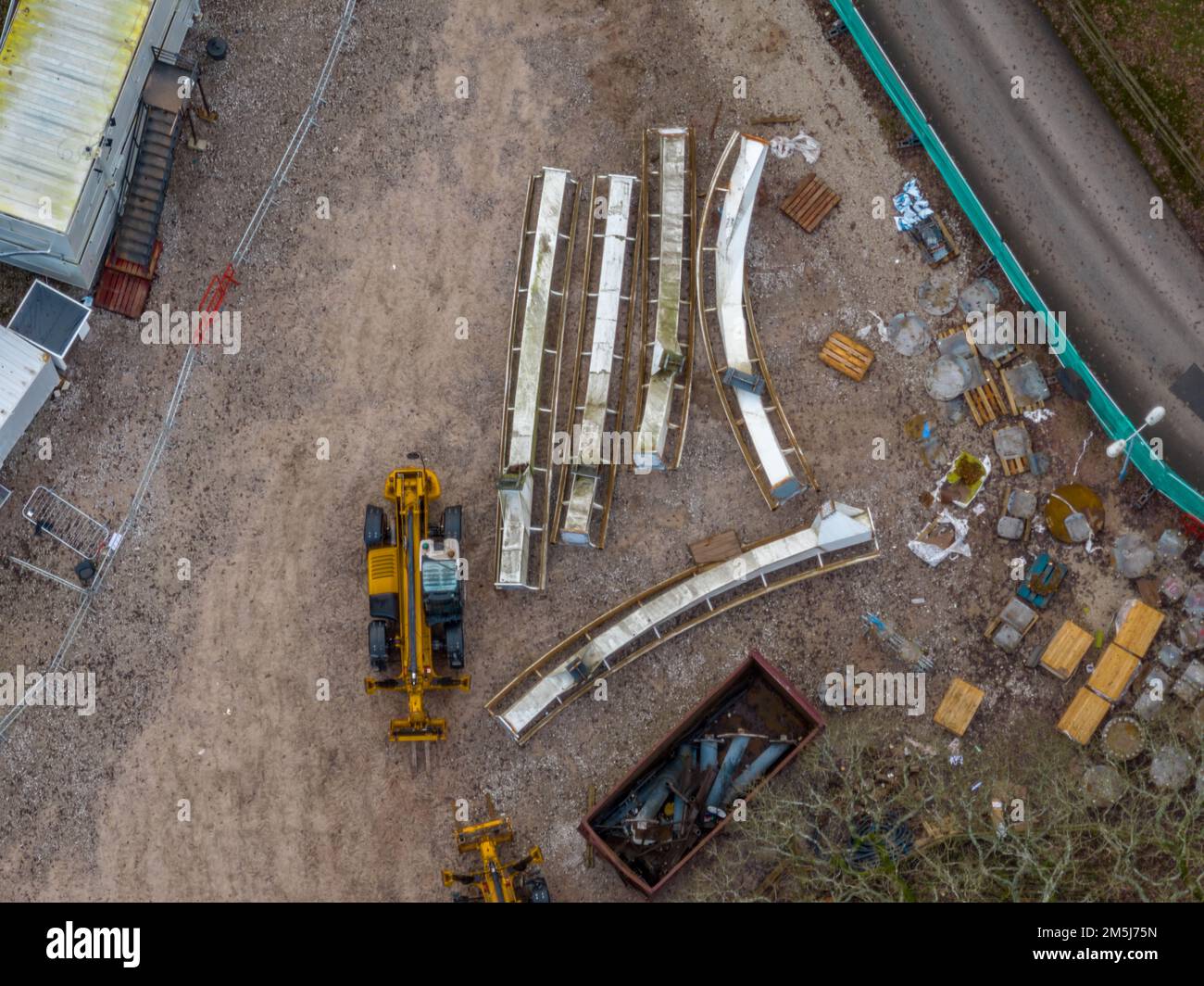 Luftdrohne aus dem Air Filmmaterial von Nemesis Rollercoaster in Alton Towers, die Ende Dezember 2022 entfernt wurde, 2022 Stockfoto