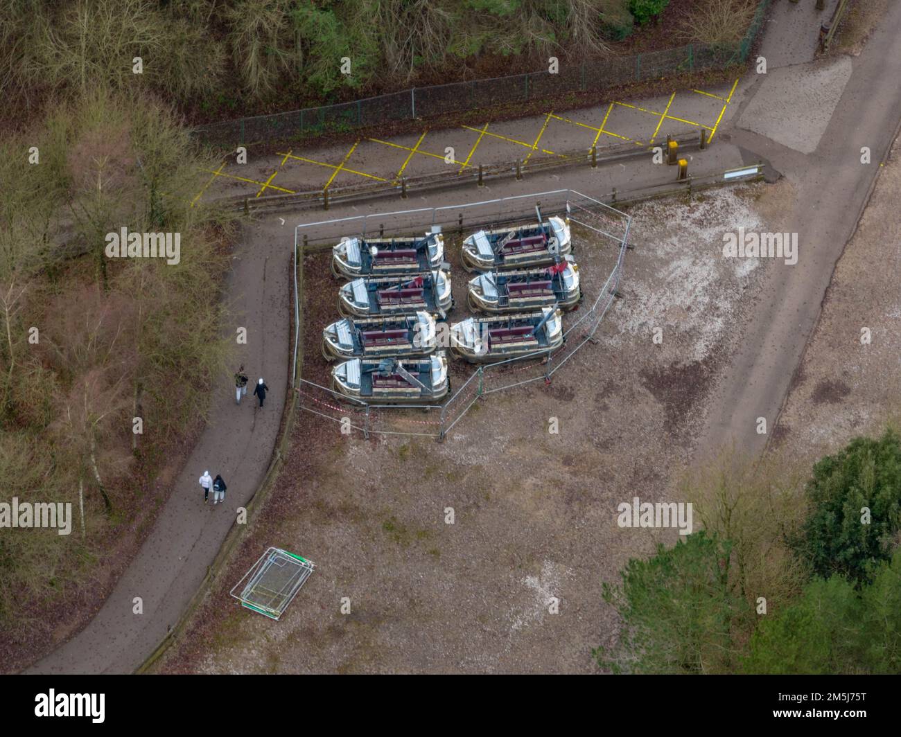 Luftdrohne aus dem Air Filmmaterial der Winterwartung in den Alton Towers Stockfoto