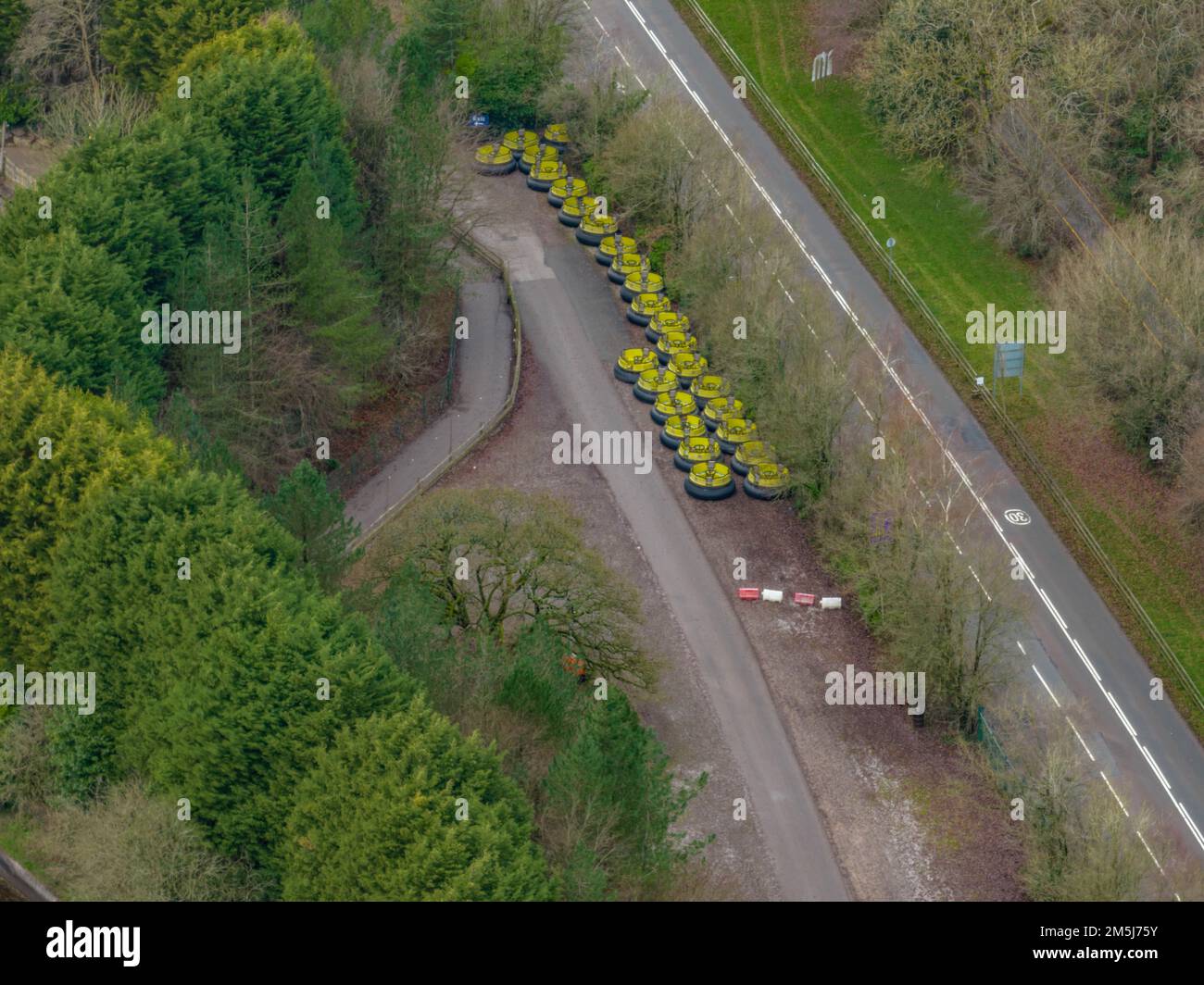 Luftdrohne aus dem Air Filmmaterial der Winterwartung in den Alton Towers Stockfoto