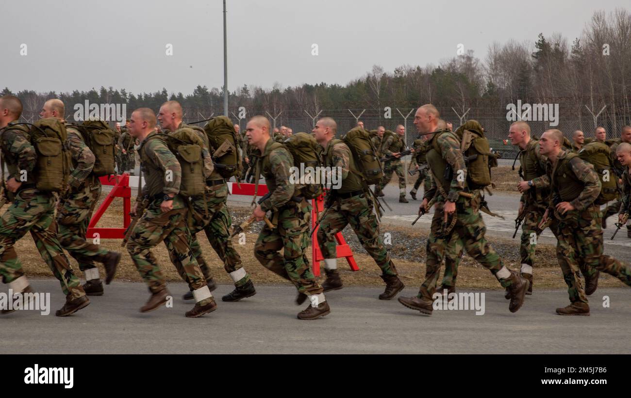 Enlisted Dutch Marines nähert sich der Ziellinie nach einem körperlich und geistig anspruchsvollen geschwindigkeitsmarsch auf dem Grafenwoehr Trainingsgelände am 21. März 2022. Die Royal Dutch Marines sind bekannt für ihre anstrengenden Trainingsprogramme, die sich hauptsächlich auf Härten konzentrieren. Stockfoto
