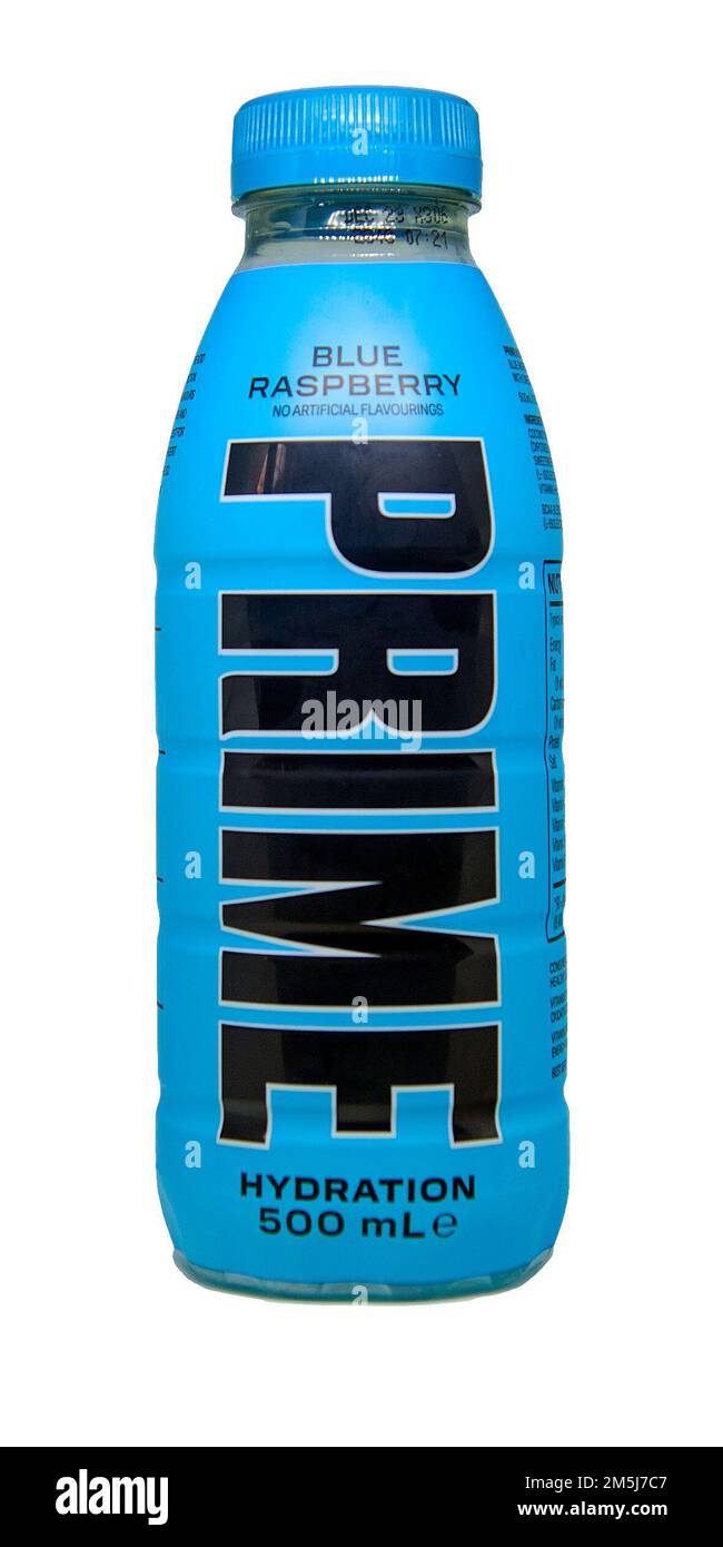 Die Beliebtheit und der Hype der Prime Hydration Drinks setzen sich fort, da die ALDI-Supermärkte am ersten Tag der Getränkevorräte ausverkauft sind. Sportgetränk mit blauem Himbeergeschmack. Stockfoto