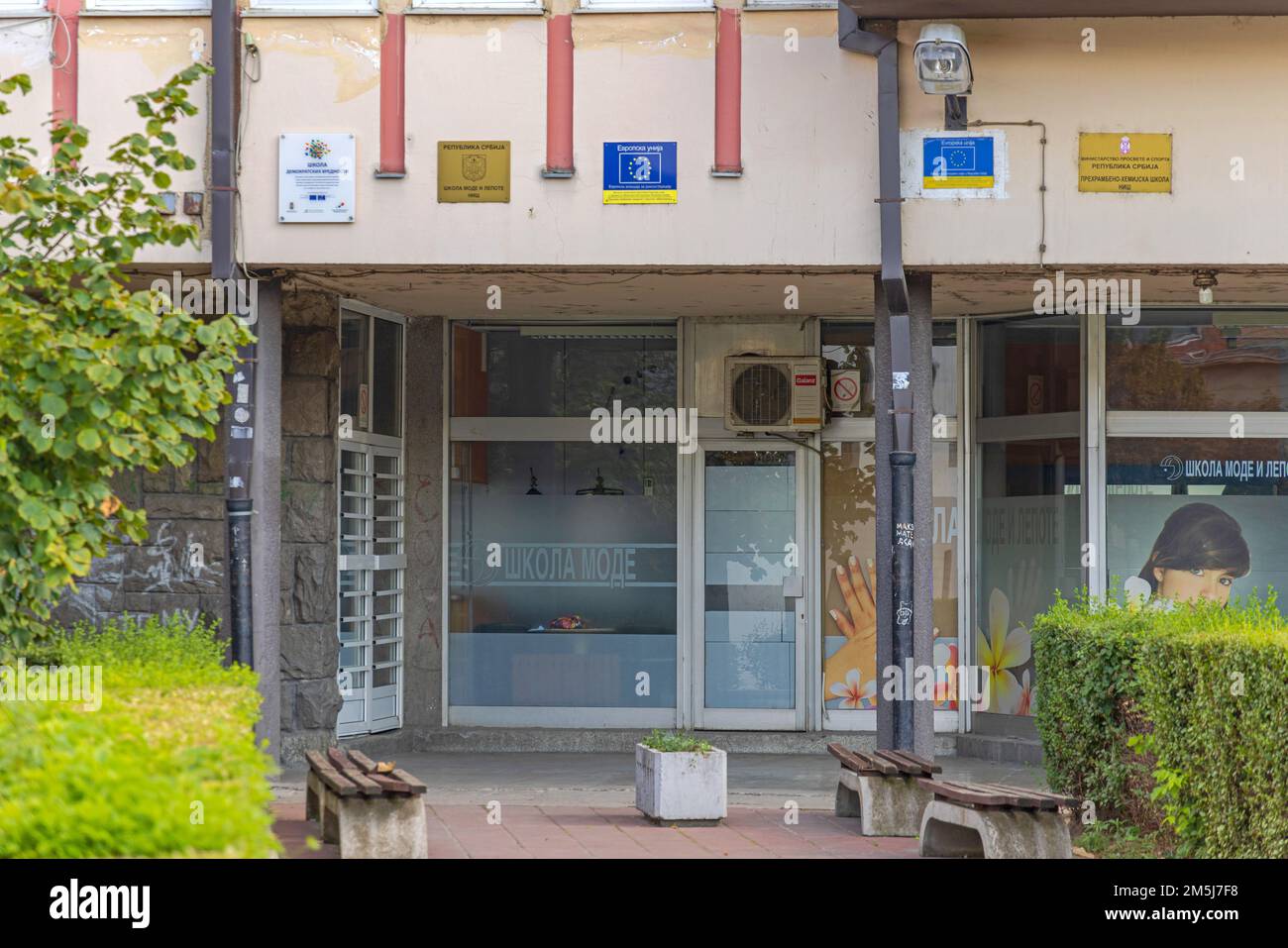 NIS, Serbien - 04. August 2022: High School for Fashion Style and Beauty Education Building im Stadtzentrum. Stockfoto