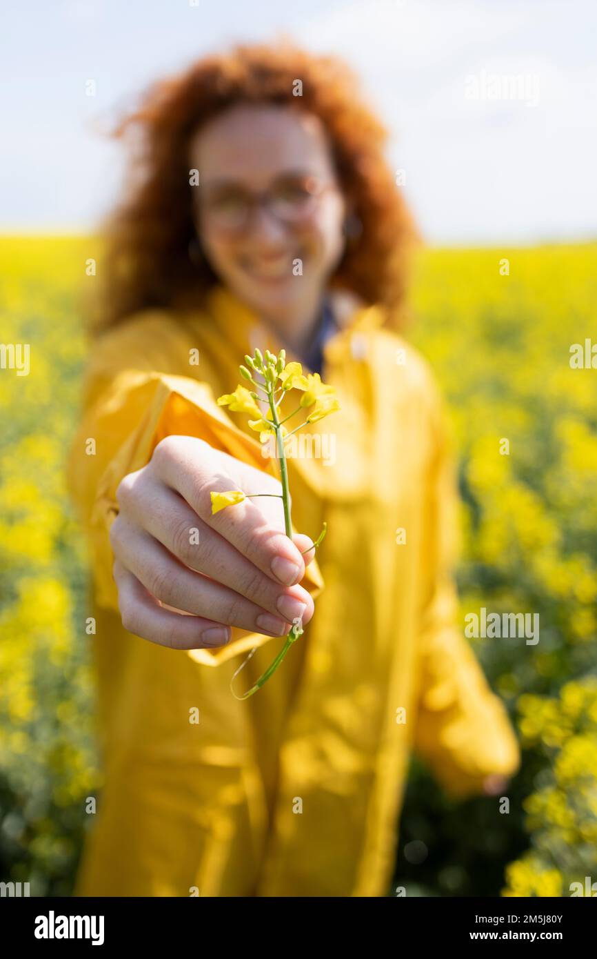 Eine Frau, die eine Blume hält Stockfoto