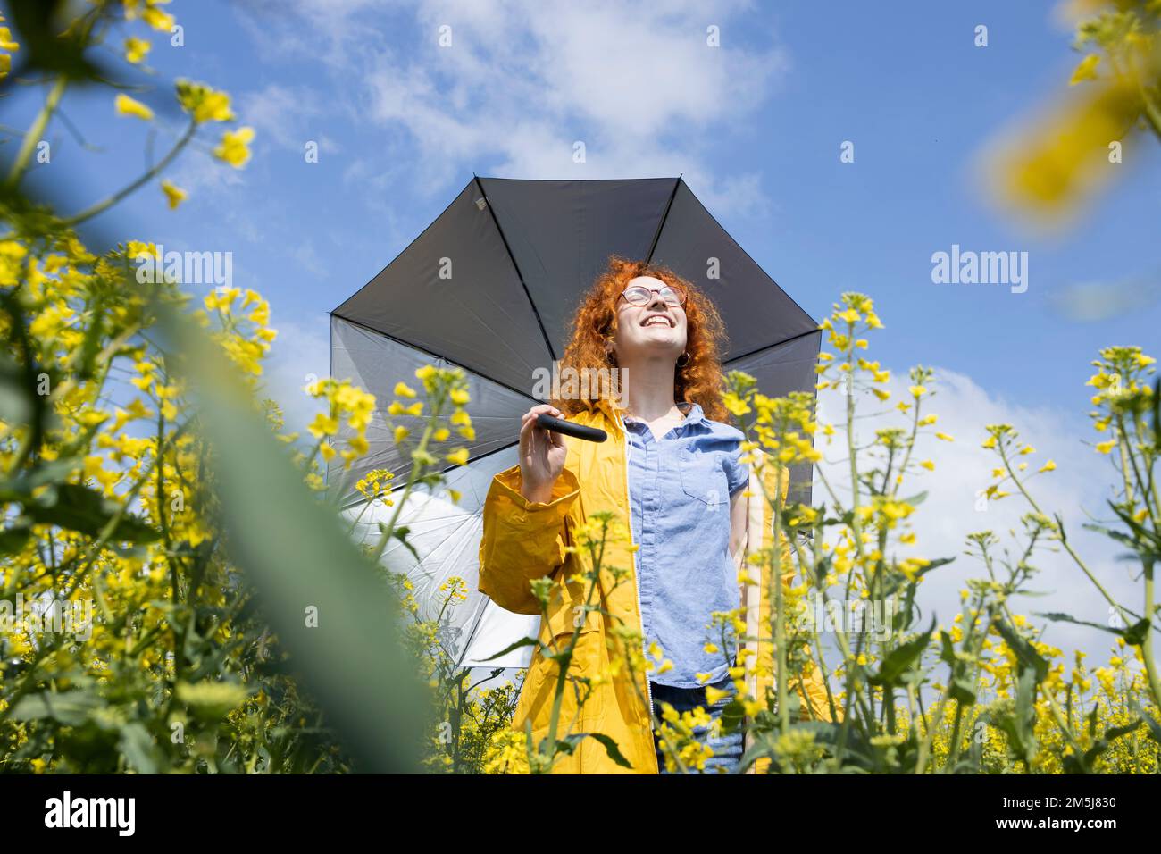 Eine Frau, die die Frühlingssonne auf ihrem Gesicht spürt Stockfoto