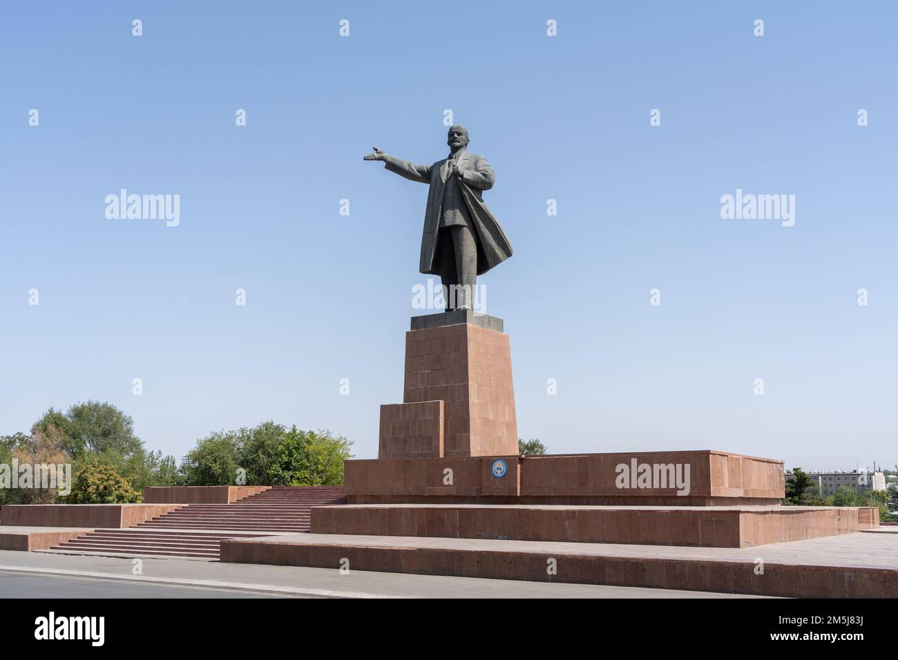 Osh, Kirgisistan - 08 30 2019 : Stadtblick auf den Rathausplatz mit Lenin-Statue aus der sowjetära Stockfoto