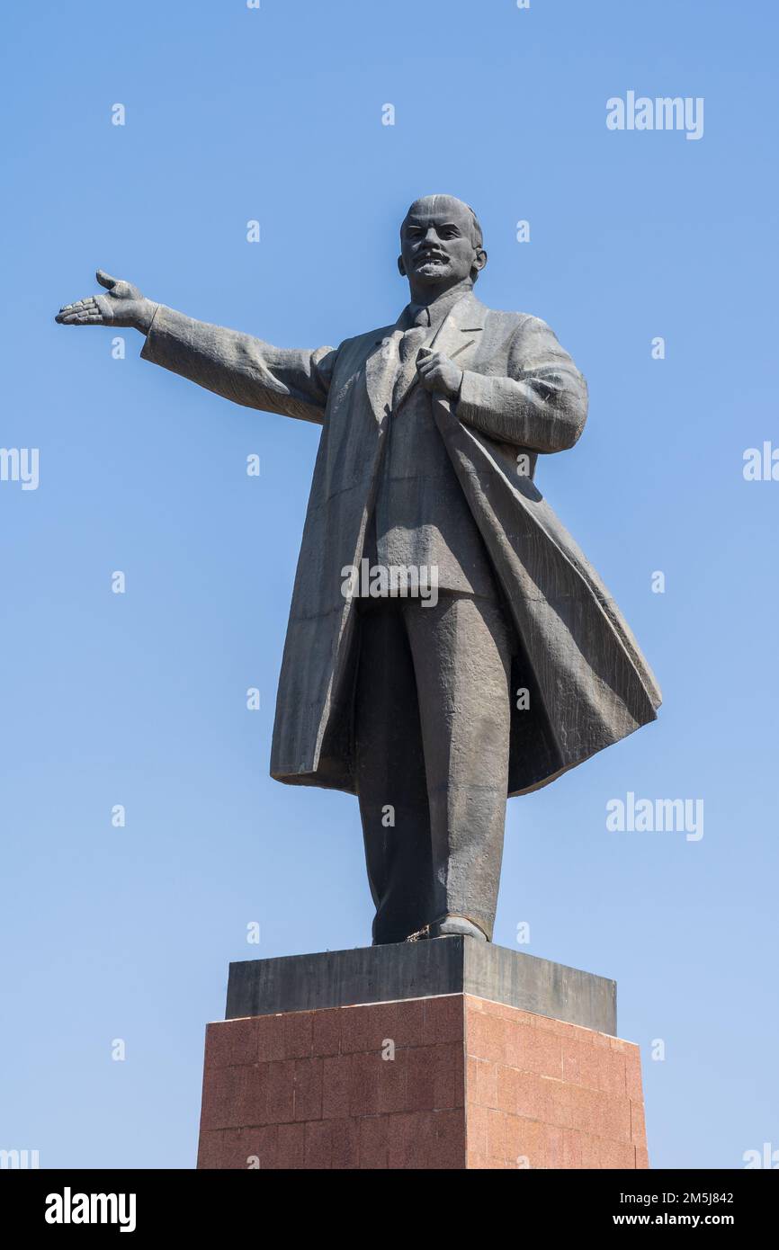 Osh, Kirgisistan - 08 30 2019 : Blick auf die lenin-Statue der sowjetära auf dem Rathausplatz Stockfoto