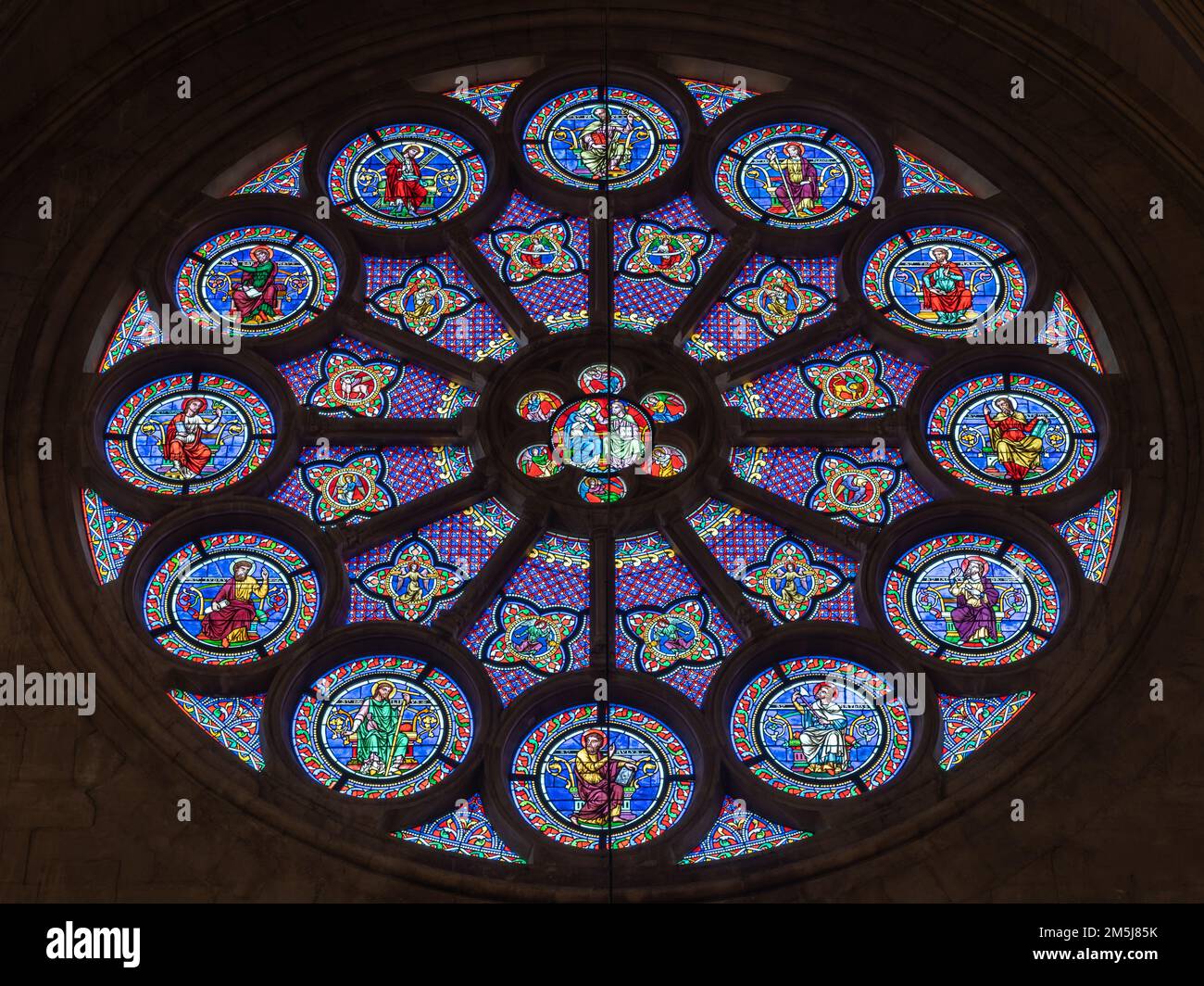 Montpellier, Frankreich - 12 27 2022 : Blick auf die farbenfrohe Rosette aus Buntglas im östlichen Schnittpunkt von St. Pierre oder dem Petersdom Stockfoto