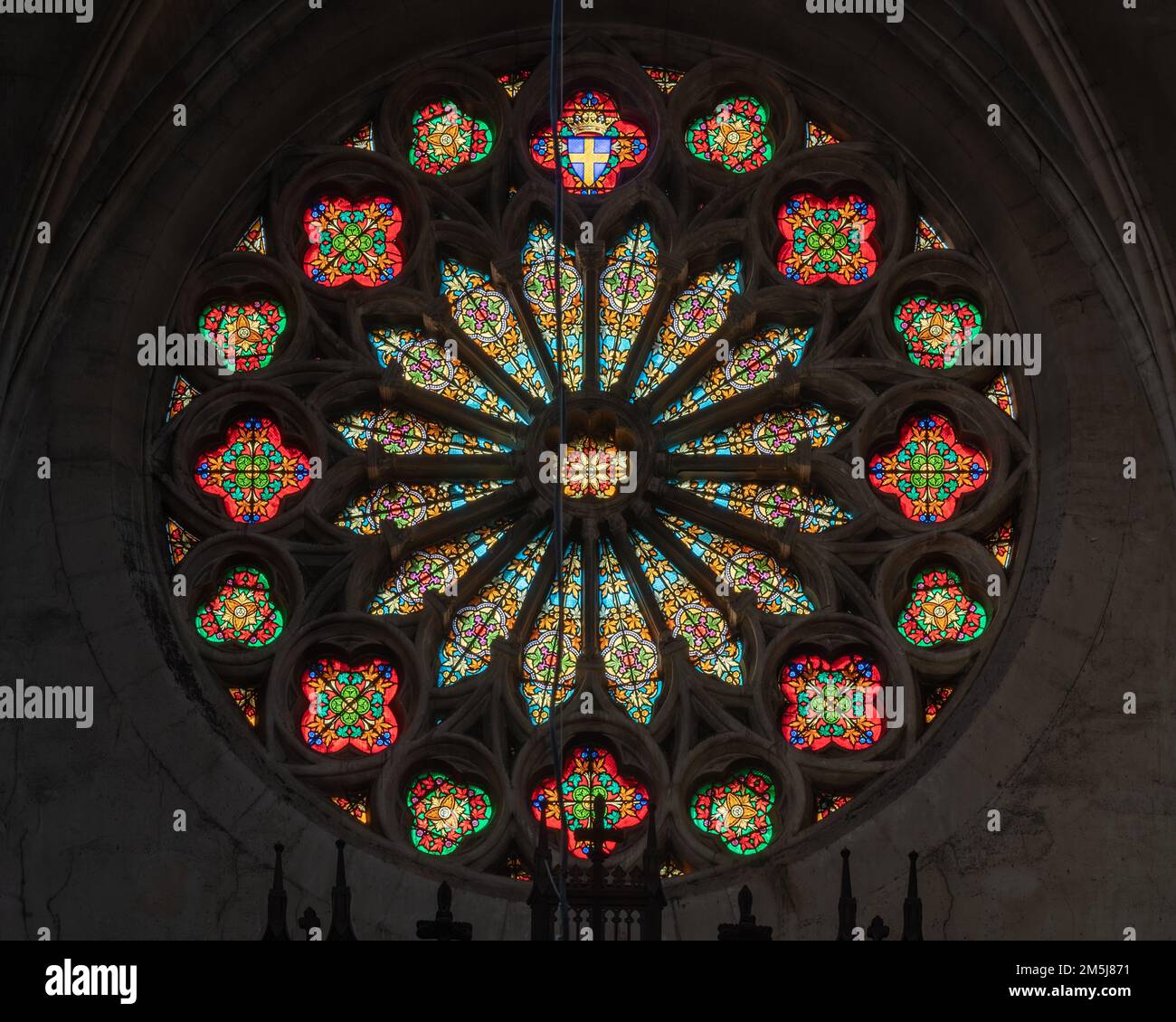 Montpellier, Frankreich - 12 29 2022 : Blick auf die farbenfrohe Rosette aus Buntglas über dem Haupteingang der antiken Kirche St. Roch oder Saint Roch Stockfoto