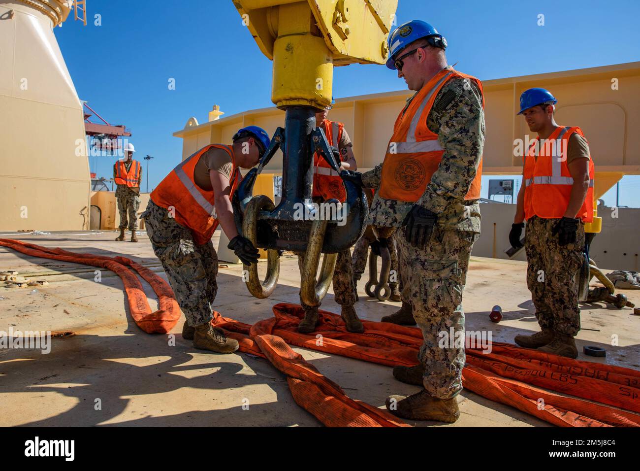USA Marinesoldaten mit Navy Cargo Handling Battalion 1 und Navy Cargo Handling Battalion 5, bereiten einen Doppelliftkran vor, der an Bord der USNS 1. an den Equalizer befestigt werden soll. LT. Jack Lummus (T-AK 3011) zur Unterstützung der 3. Marine Logistics Group während der Übung Atlantic Dragon auf der Marine Corps Support Facility Blount Island, Florida, Usa, 18. März 2022. Atlantic Dragon ist eine Übung zur Kraftgenerierung, bei der das Kampflogistikrevier 37 als Ankunftsgruppe eingesetzt wird, um taktische logistische Unterstützung für die III Marine Expeditionary Force zu leisten. Die Übung besteht aus einem experimentellen maritimen Pre Stockfoto