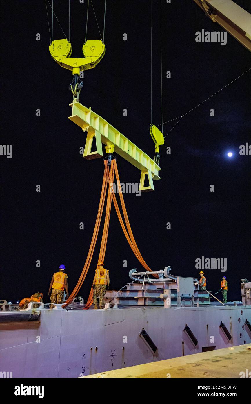 USA Navy Sailors mit Navy Cargo Handling Battalion 1, heben ein Strandmodul, Teil des verbesserten Navy Lighterage System, an Bord der USNS 1. LT. Jack Lummus (T-AK 3011) zur Unterstützung der 3. Marine Logistics Group während der Übung Atlantic Dragon auf Marine Corps Support Facility Blount Island, Florida, USA, 18. März 2022. Atlantic Dragon ist eine Übung zur Kraftgenerierung, bei der das Kampflogistikrevier 37 als Ankunftsgruppe eingesetzt wird, um taktische logistische Unterstützung für die III Marine Expeditionary Force zu leisten. Die Übung besteht aus einer experimentellen Seekraft von Stockfoto