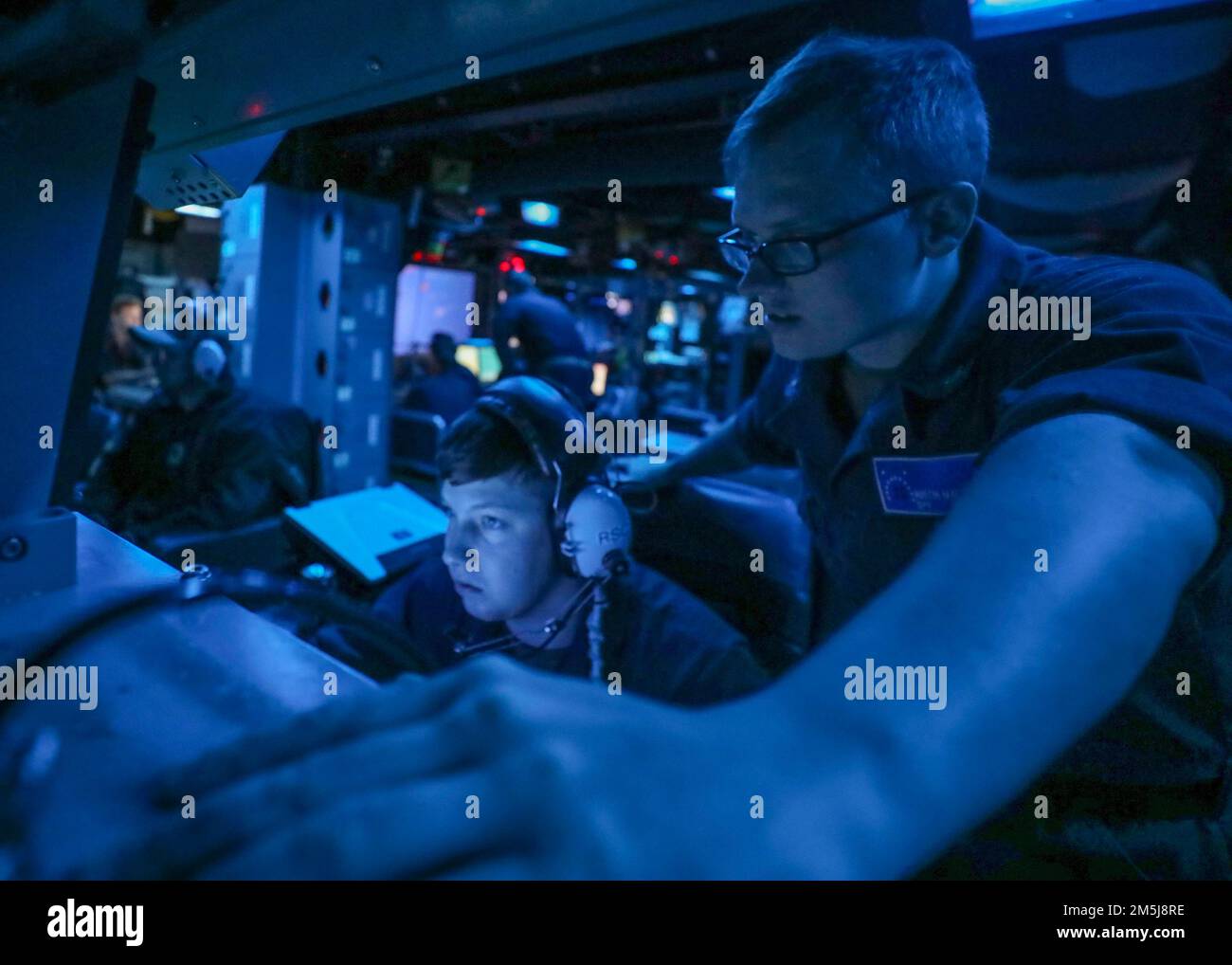 PHILIPPINE SEA (18. März 2022) Fire Controlman 2. Class Chase Simmons (links), aus Lagrange, Georgia, und Fire Controlman 3. Class Austin Matthews (rechts), aus Pearidge, Arkansas, überwachen Oberflächenkontakte vom Kampfinformationszentrum der Arleigh Burke-Class Guided Missile Destroyer USS Higgins (DDG 76). Higgins ist dem Befehlshaber der Task Force (CTF) 71/Destroyer Squadron (DESRON) 15, der größten nach vorn eingesetzten DESRON der Marine und der Hauptstreitkräfte der US-7.-Flotte zugewiesen. Stockfoto