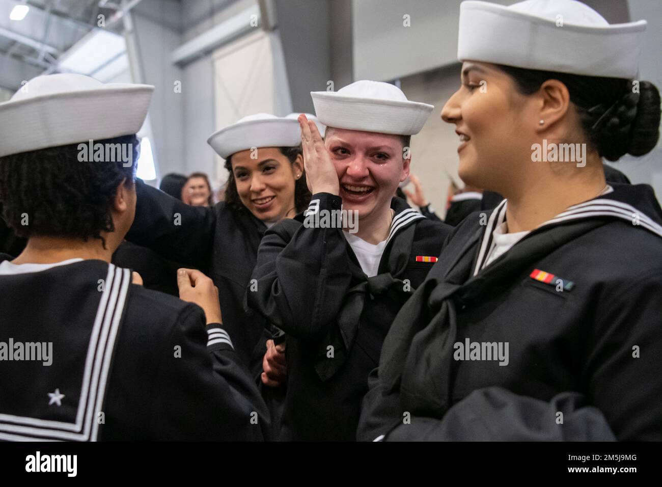 Herzlichen Glückwunsch an 820 der neuesten und schärfsten Seeleute in den USA Navy, die ihren Abschluss im Trainingslager beim Recruit Training Command gemacht hat. Mehr als 40.000 Rekruten trainieren jährlich im einzigen Boot-Camp der Navy. Stockfoto