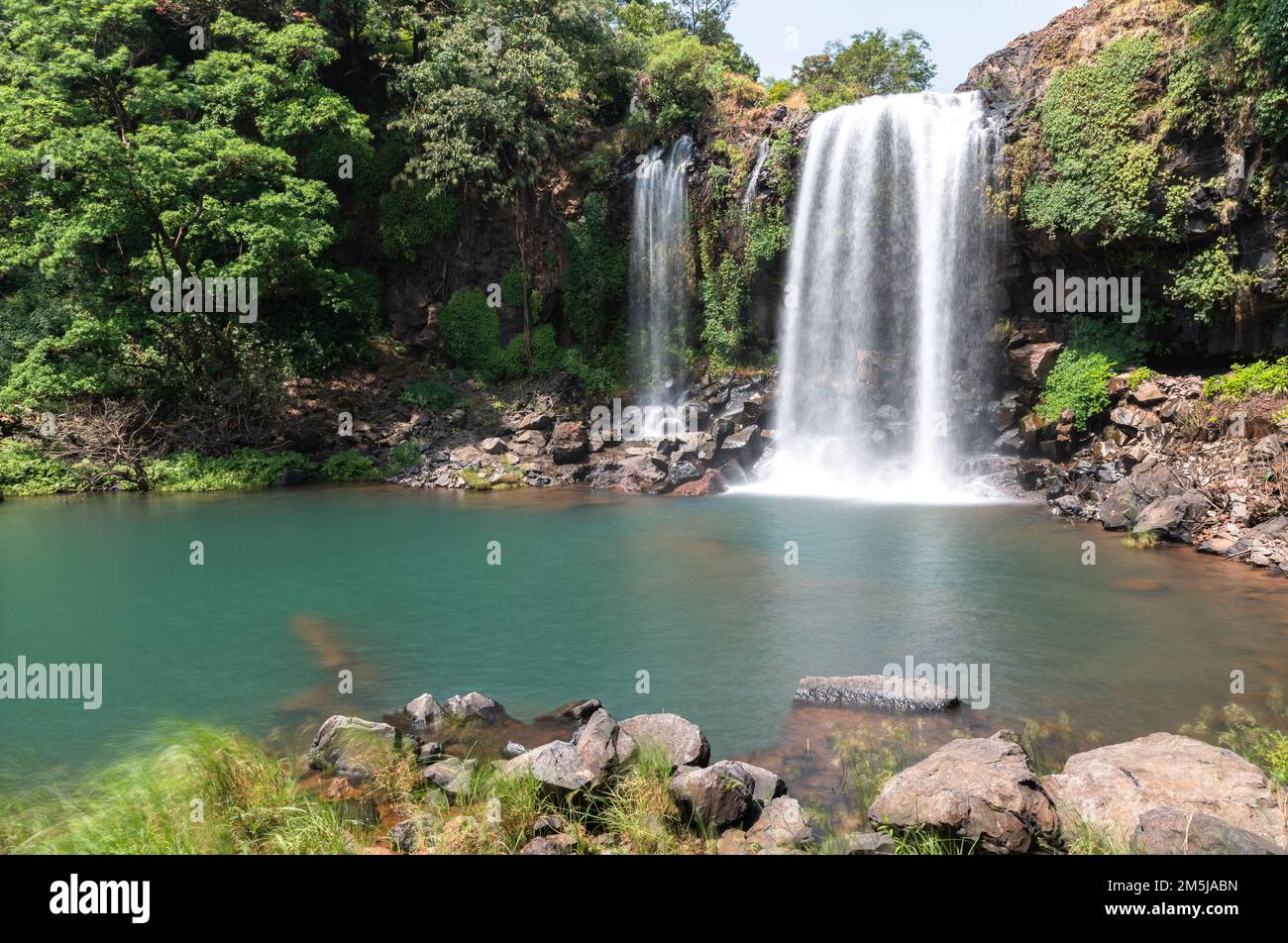 Wunderschöner Wasserfall in einem natürlichen See mit türkisfarbenem Wasser Stockfoto