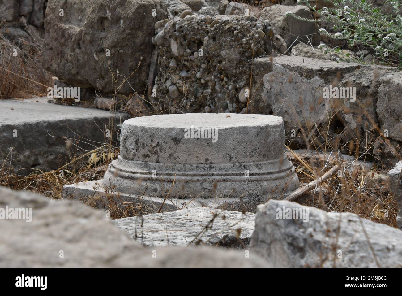 Sockel einer antiken Säule in der antiken Stadt Side, Türkei Stockfoto