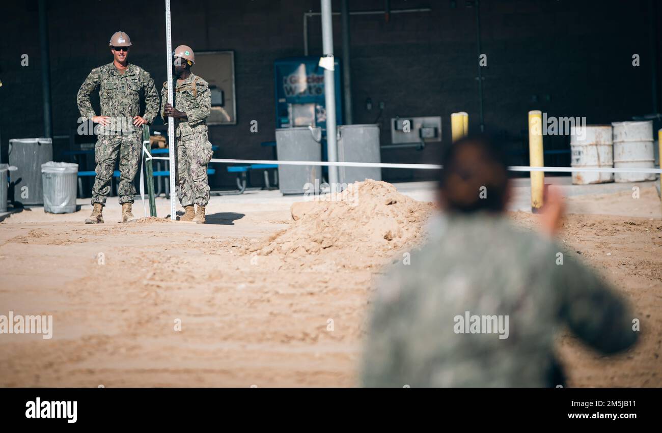 USA Matrosen mit 29 Palms Detachment, Naval Mobile Construction Battalion 4 identifizieren Höhen, um die richtige Höhe für eine neue Warriors Lounge im Marine Corps Air Ground Combat Center, Twentynine Palms, Kalifornien, 18. März 2022 zu gewährleisten. Die neue Einrichtung bietet eine weitere Möglichkeit für Servicemitarbeiter innerhalb des Schulungsteilnehmers, sich von den Belastungen der Service Level Training Übungen zu erholen. Stockfoto