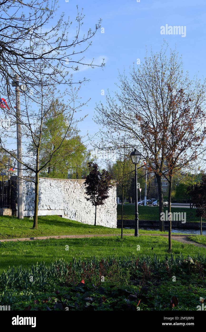 Landschaft in der Nähe der Admiralteysky-Brücke in Kolpino im späten Frühling Stockfoto