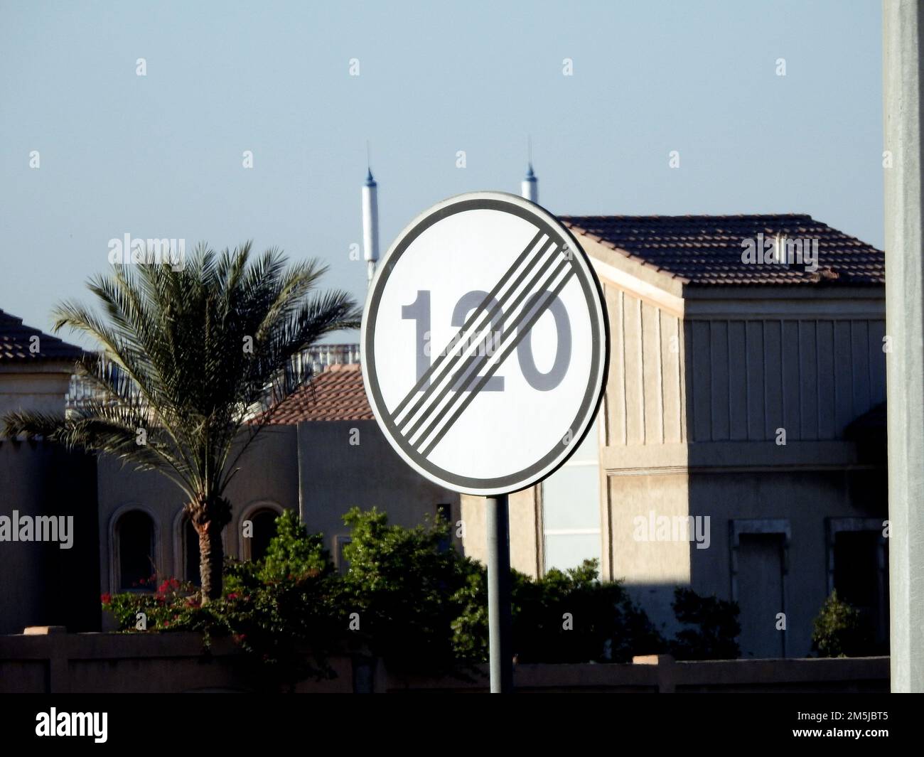 Ende 120 KM H 1020 km/h Geschwindigkeitsbegrenzungszone Straßenschild, seitliches Schild Geschwindigkeitsbegrenzung Ende 120 km/h Zone für Fahrzeuge Stockfoto