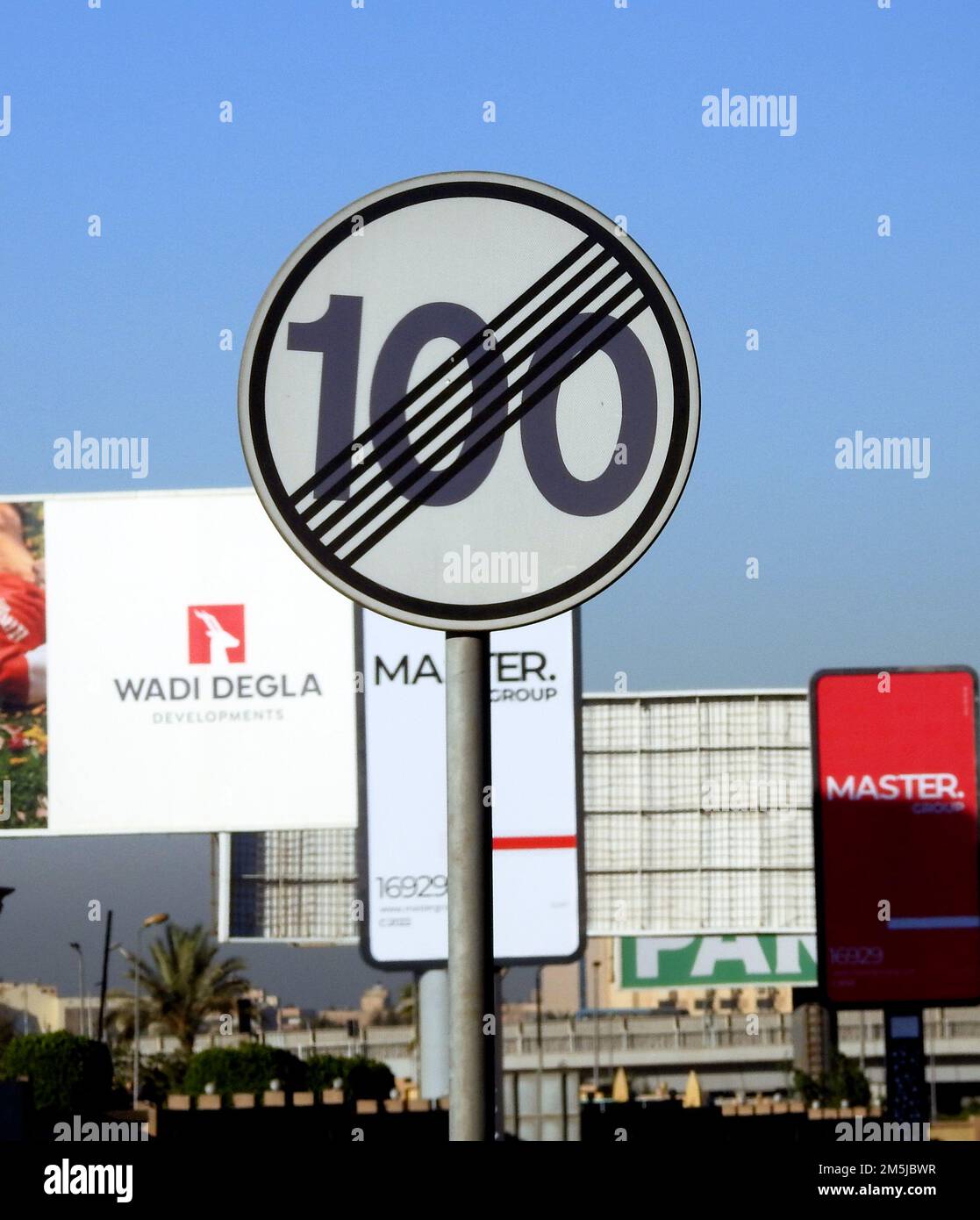 Kairo, Ägypten, Dezember 29 2022: Ende 100 KM H 100 km/h Geschwindigkeitsbegrenzung Zone Straßenschild, seitliches Schild Geschwindigkeitsbegrenzung Ende 100 km Stockfoto